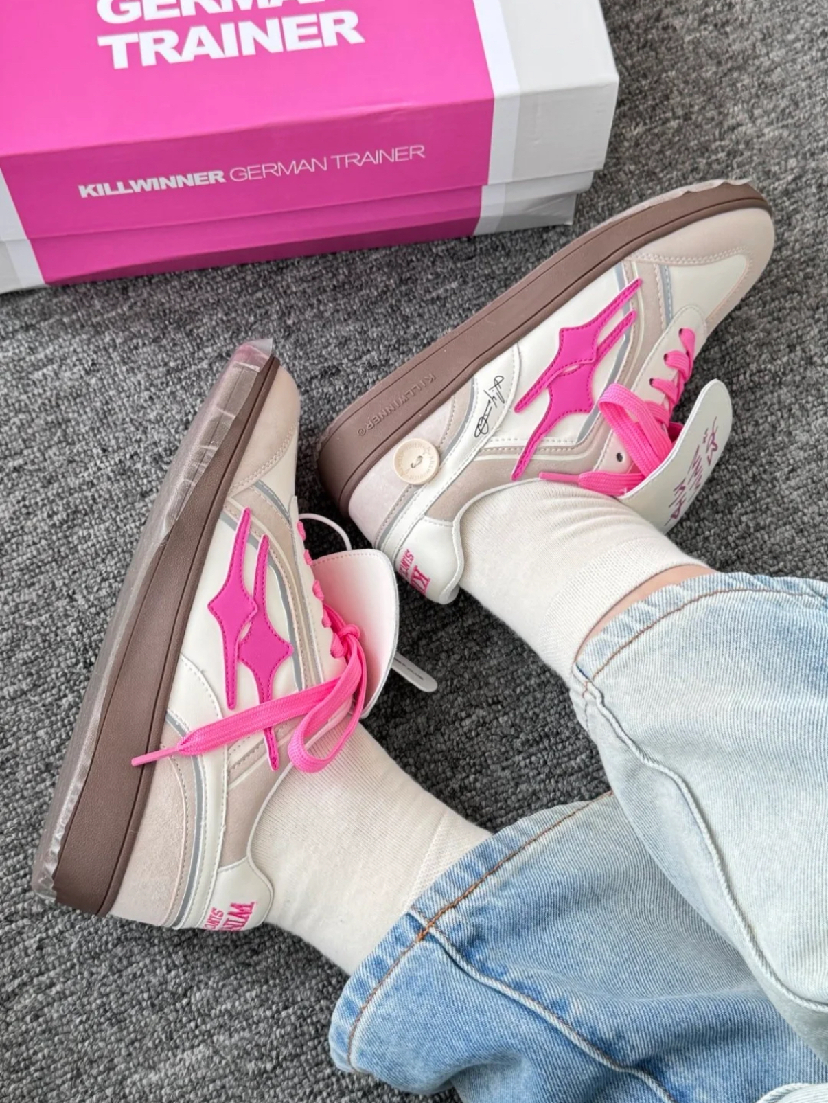 KILLWINNER 破碎流星德訓鞋 桃紅色 灰白色 麂皮 反光 翻蓋鞋舌 鈕扣 女款/預購