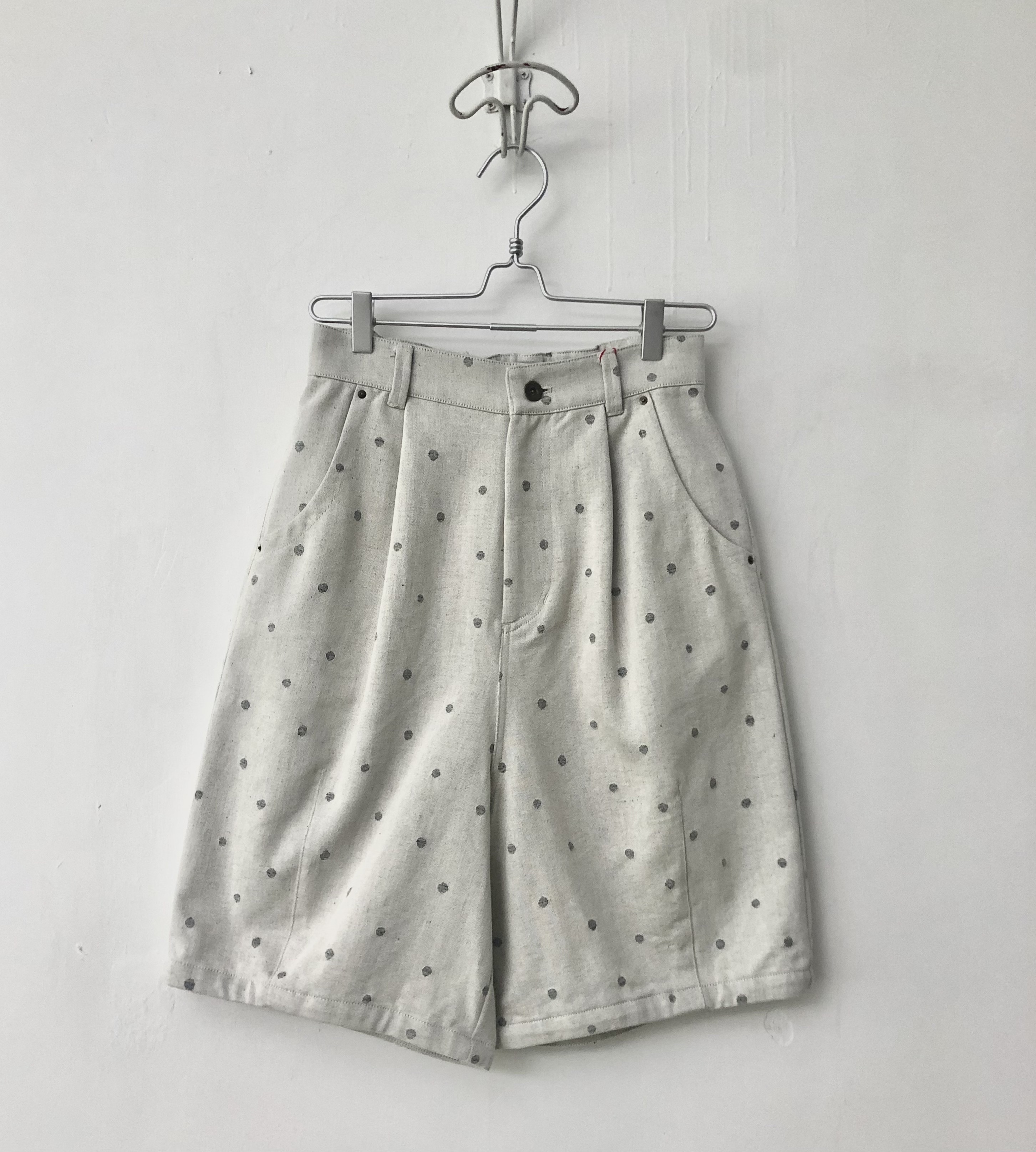 淺灰波點短褲
