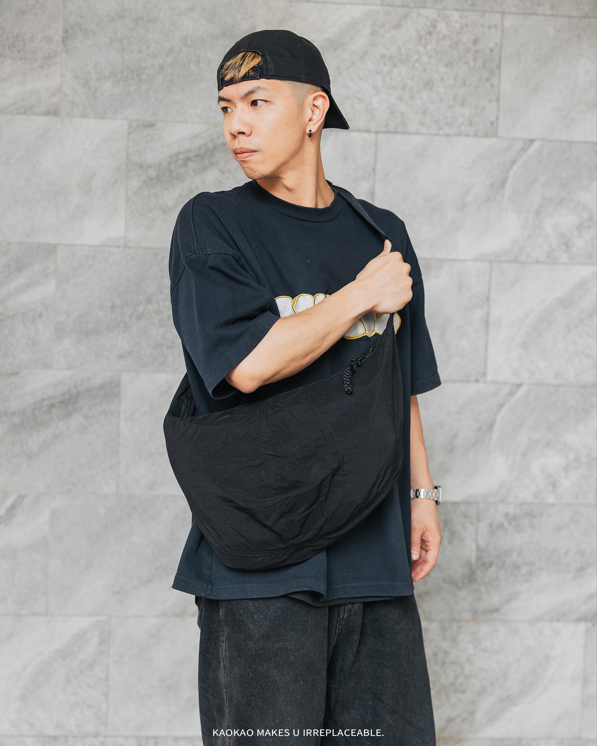 日系防潑水 大容量 側背包 月亮包