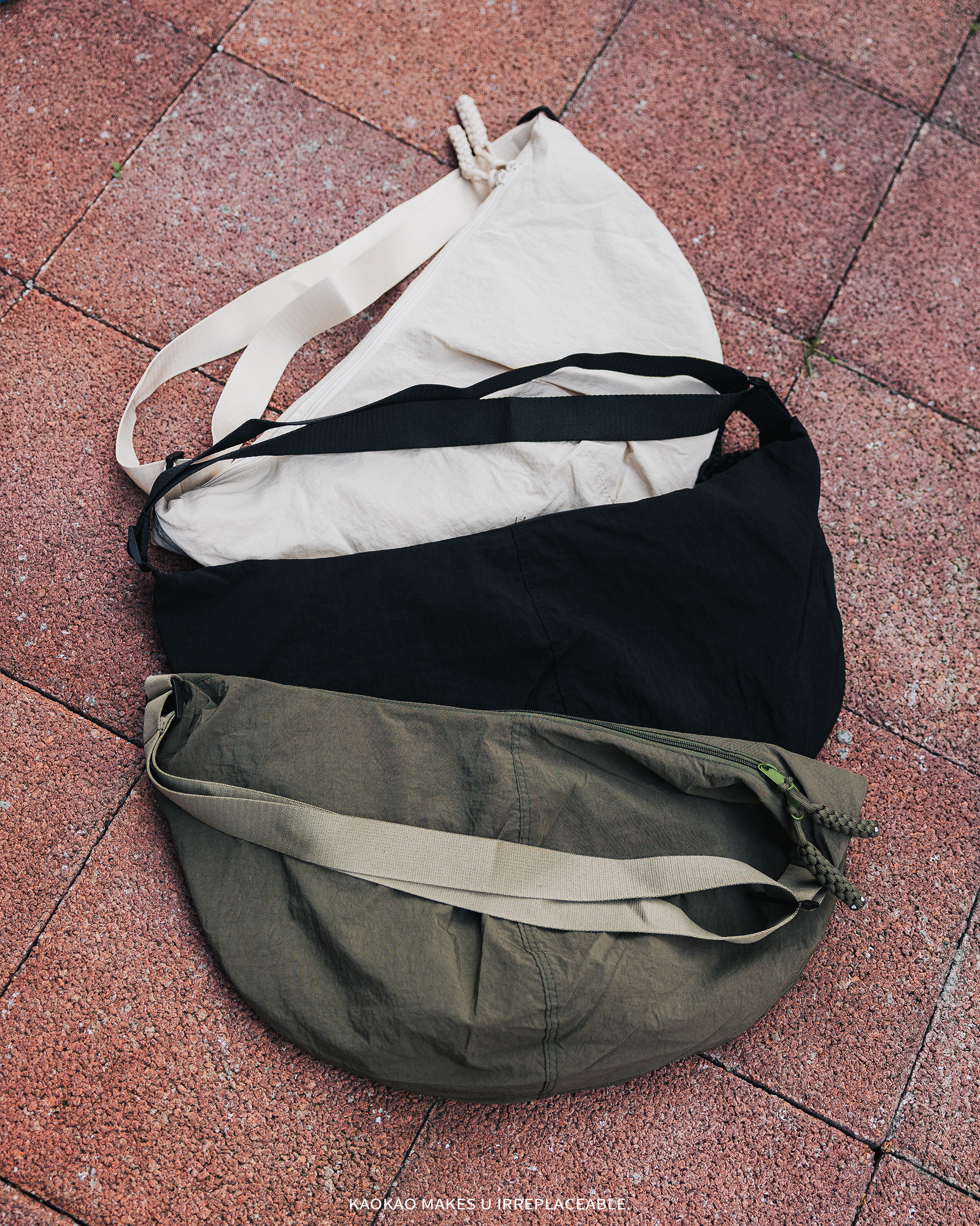 日系防潑水 大容量 側背包 月亮包