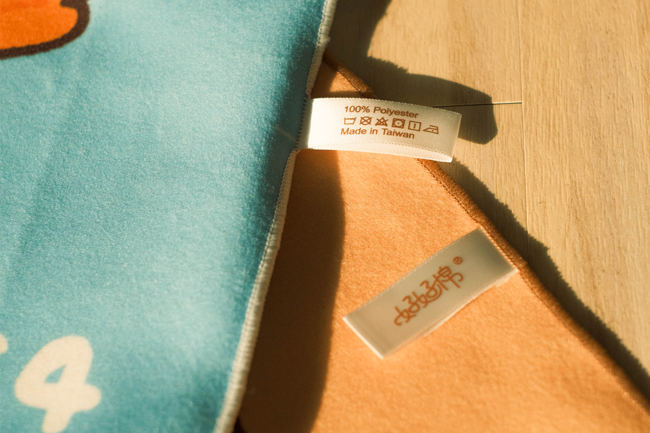 展示好好棉自黏擦髮巾上的布標