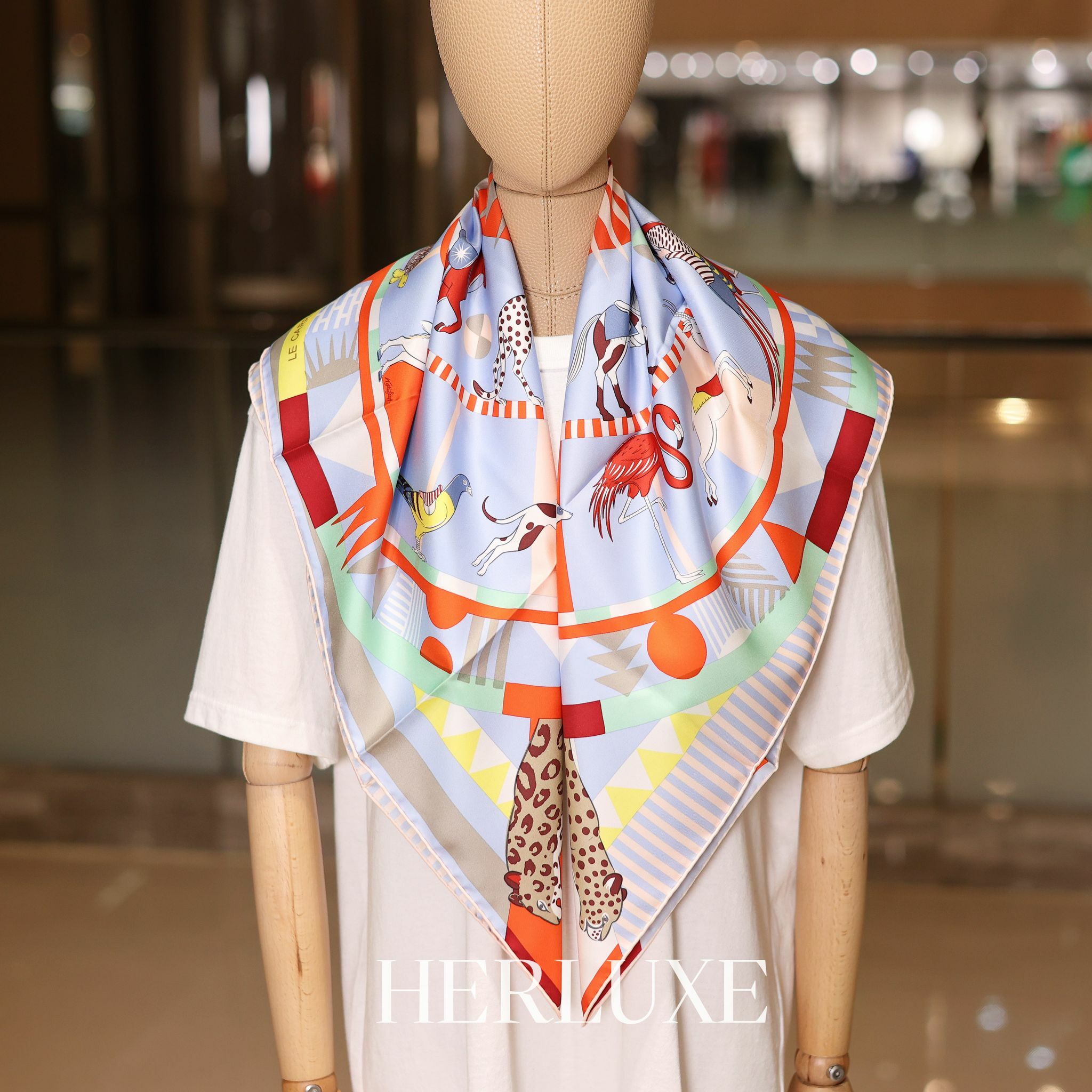 Le Carrousel du Tigre Royal scarf  100%soie 90x90cm bleu ciel / rouge / vert