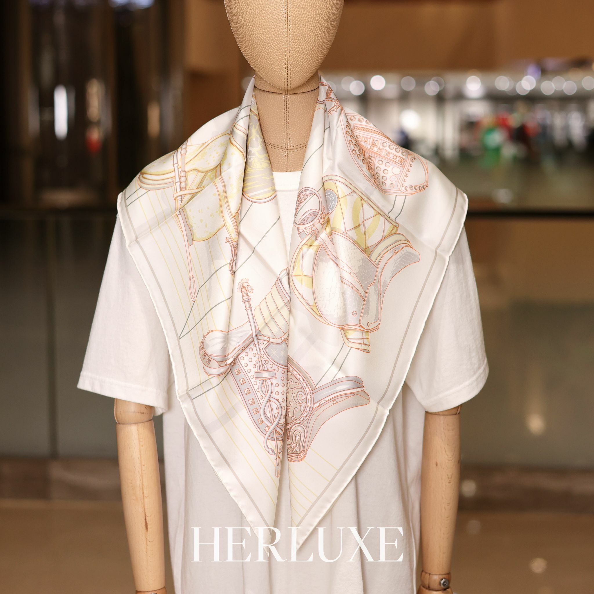 Tous en Selle scarf 100%soie 90x90cm blanc / jaune pâle / gris perle