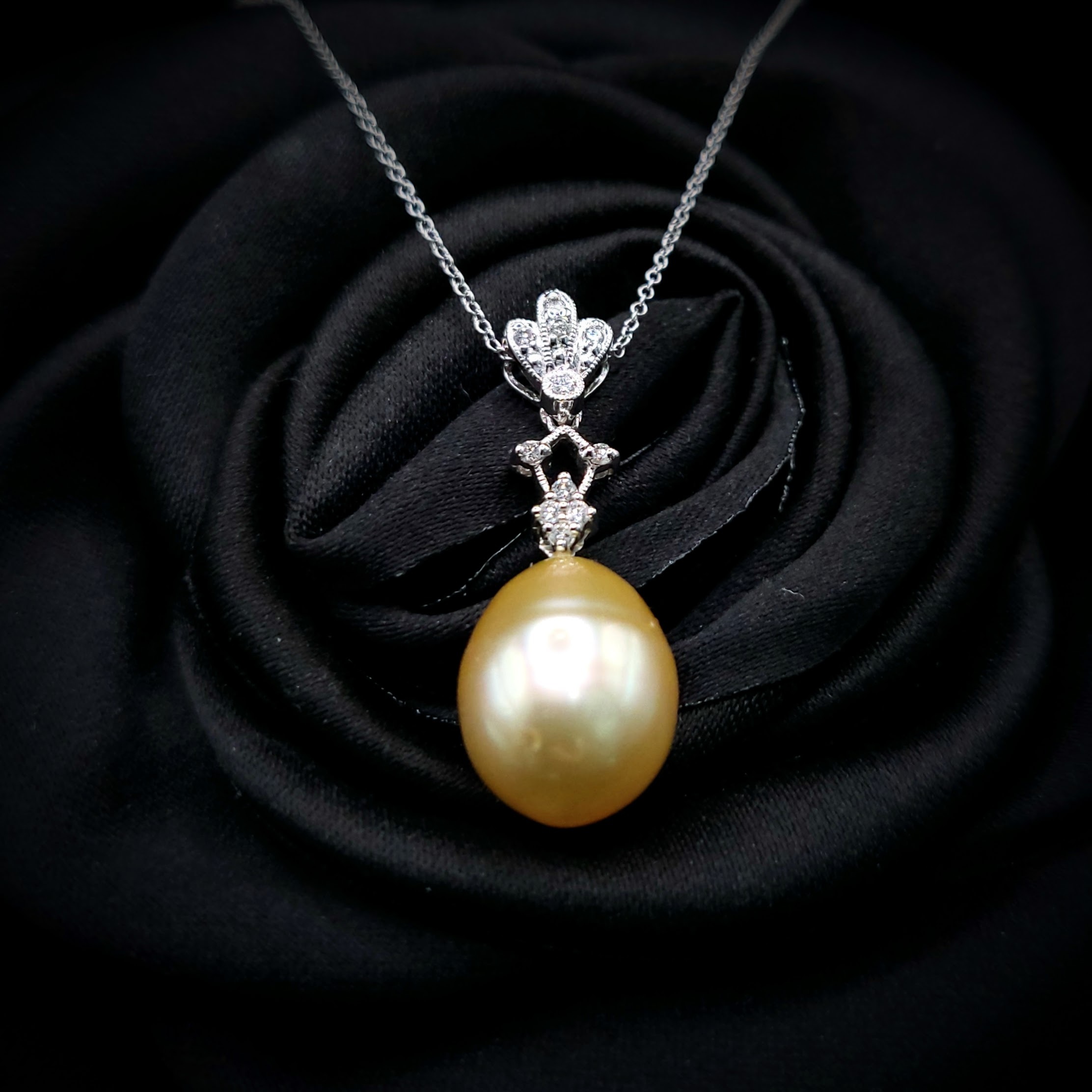 18K White Gold 0.08ct Diamond and Pearl Pendant