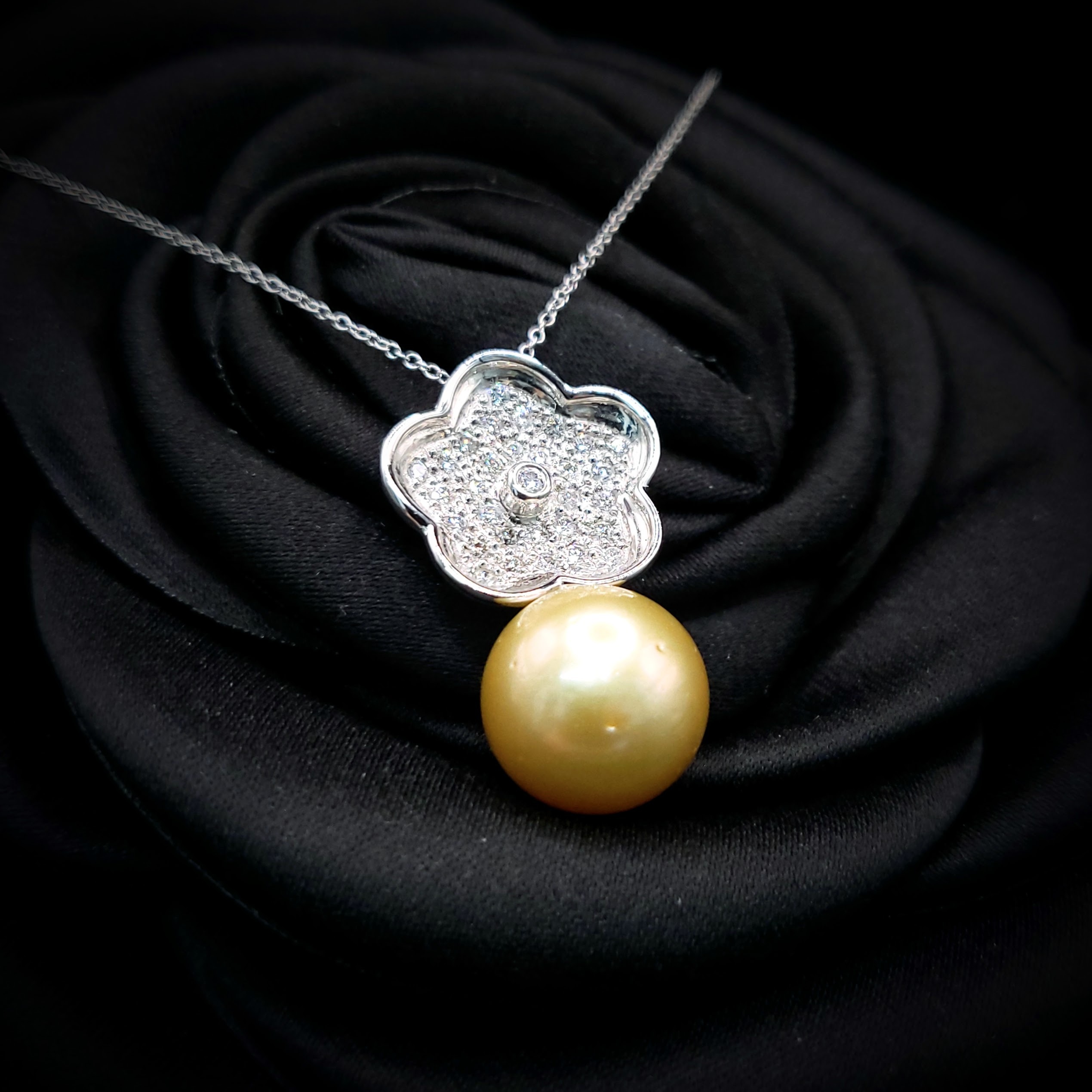 18K White Gold 0.13ct Diamond and Pendant