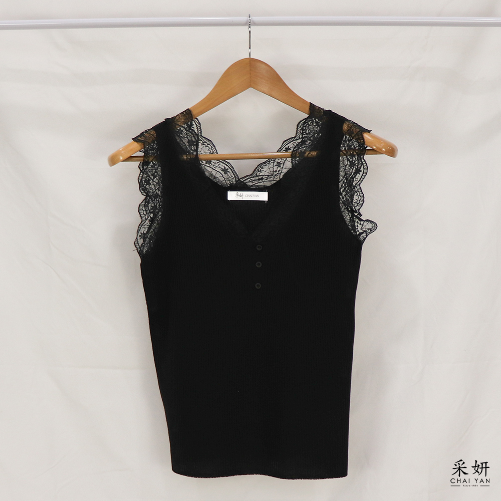 直壓紋蕾絲裝飾鈕扣針織背心上衣