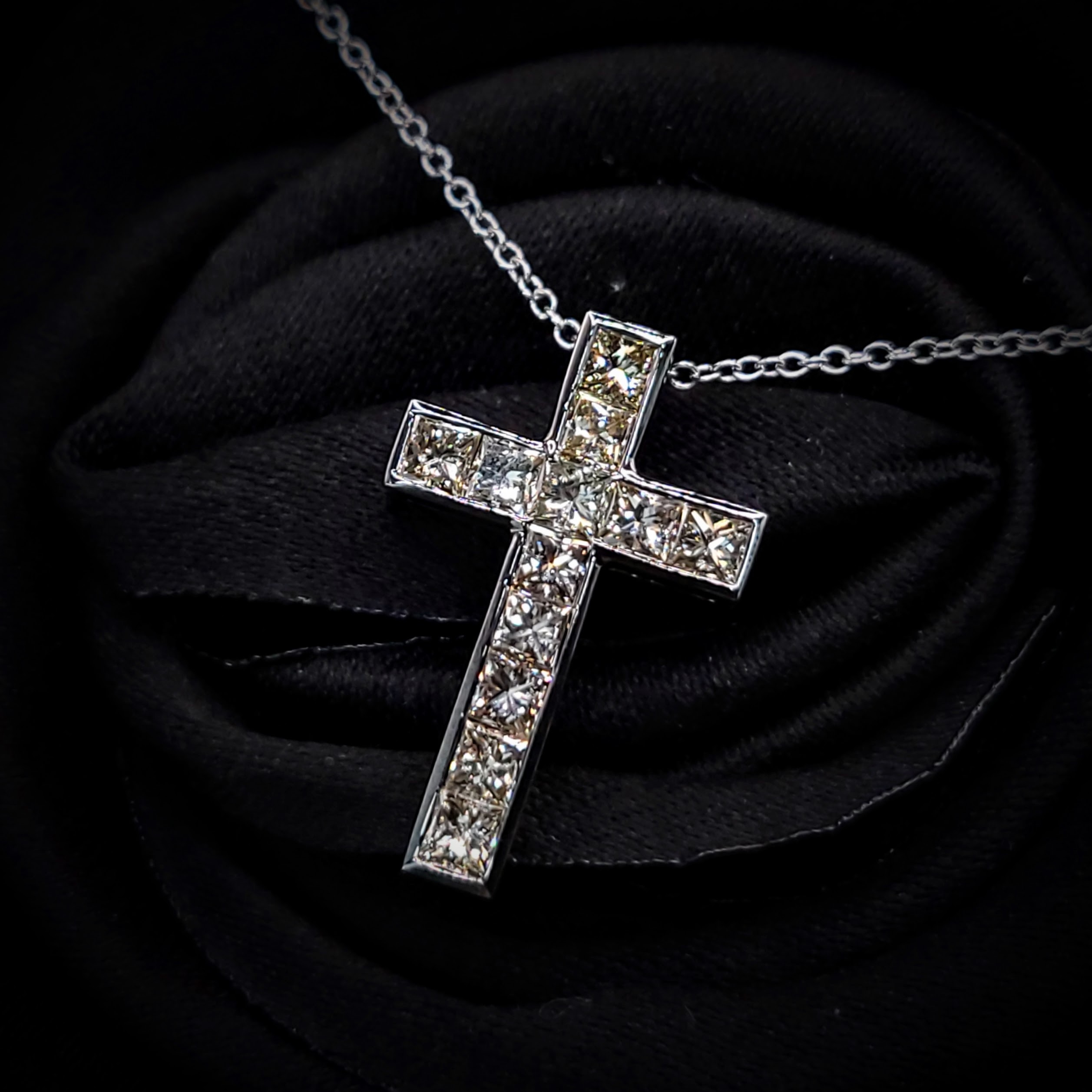 全新18K黑金82份淺啡鑽石吊墜