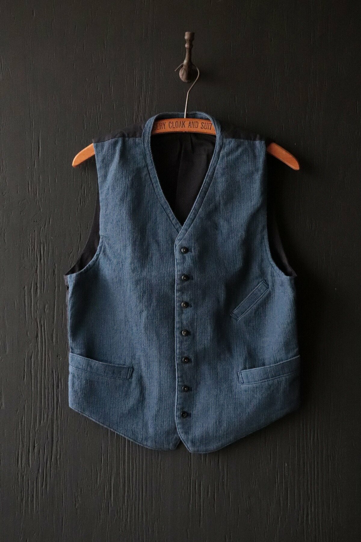 Black Sign Rasp Dobby Antique Vest / Blue Moon