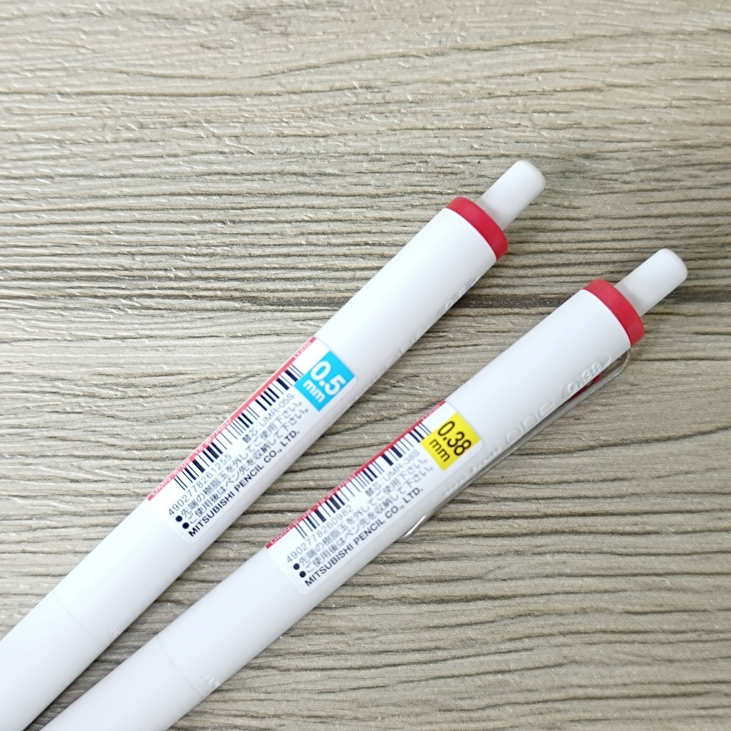 日本UNI ．uni-ball one 超細鋼珠筆 0.38mm/0.5mm 紅芯