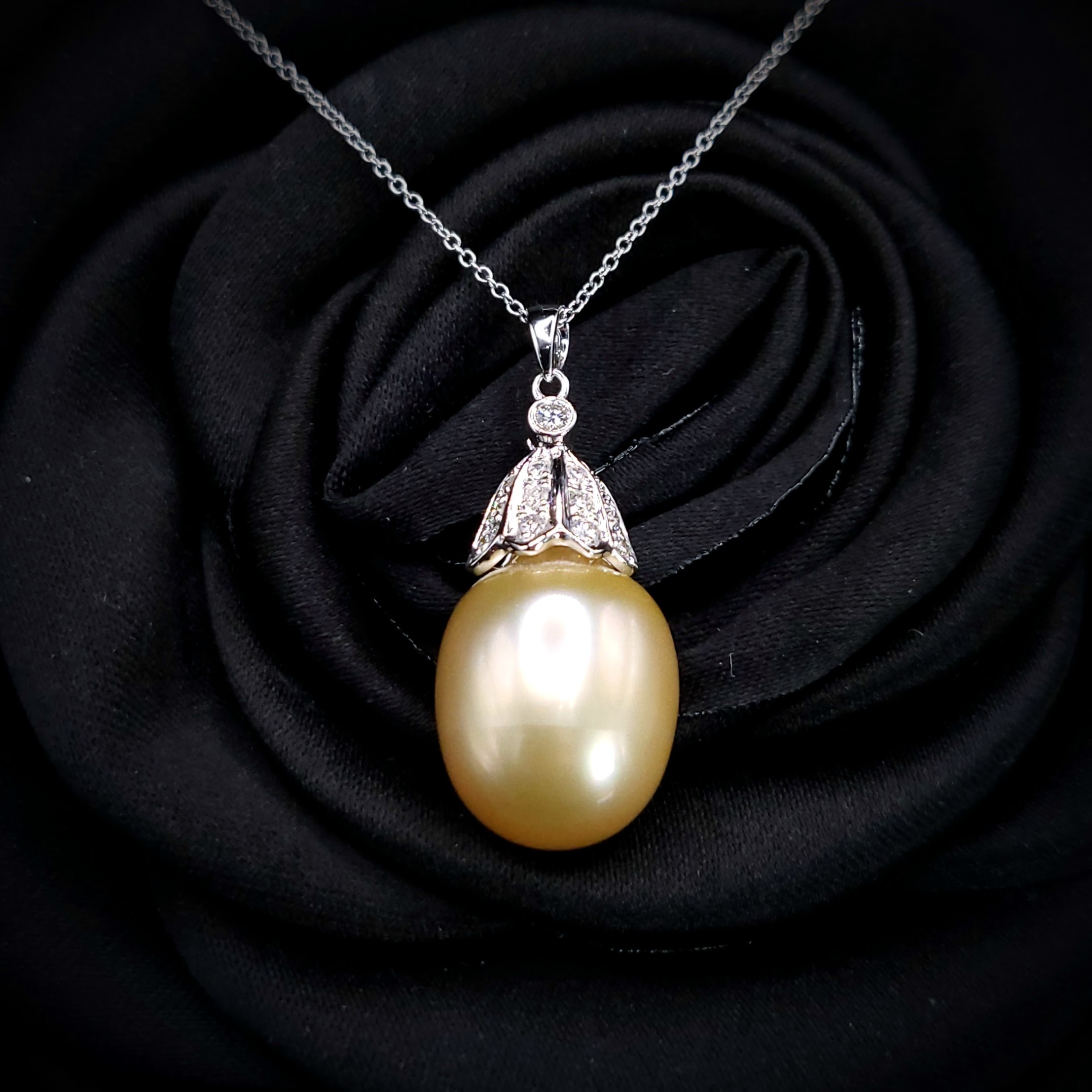 18K White Gold 0.20ct Diamond and Pearl Pendant