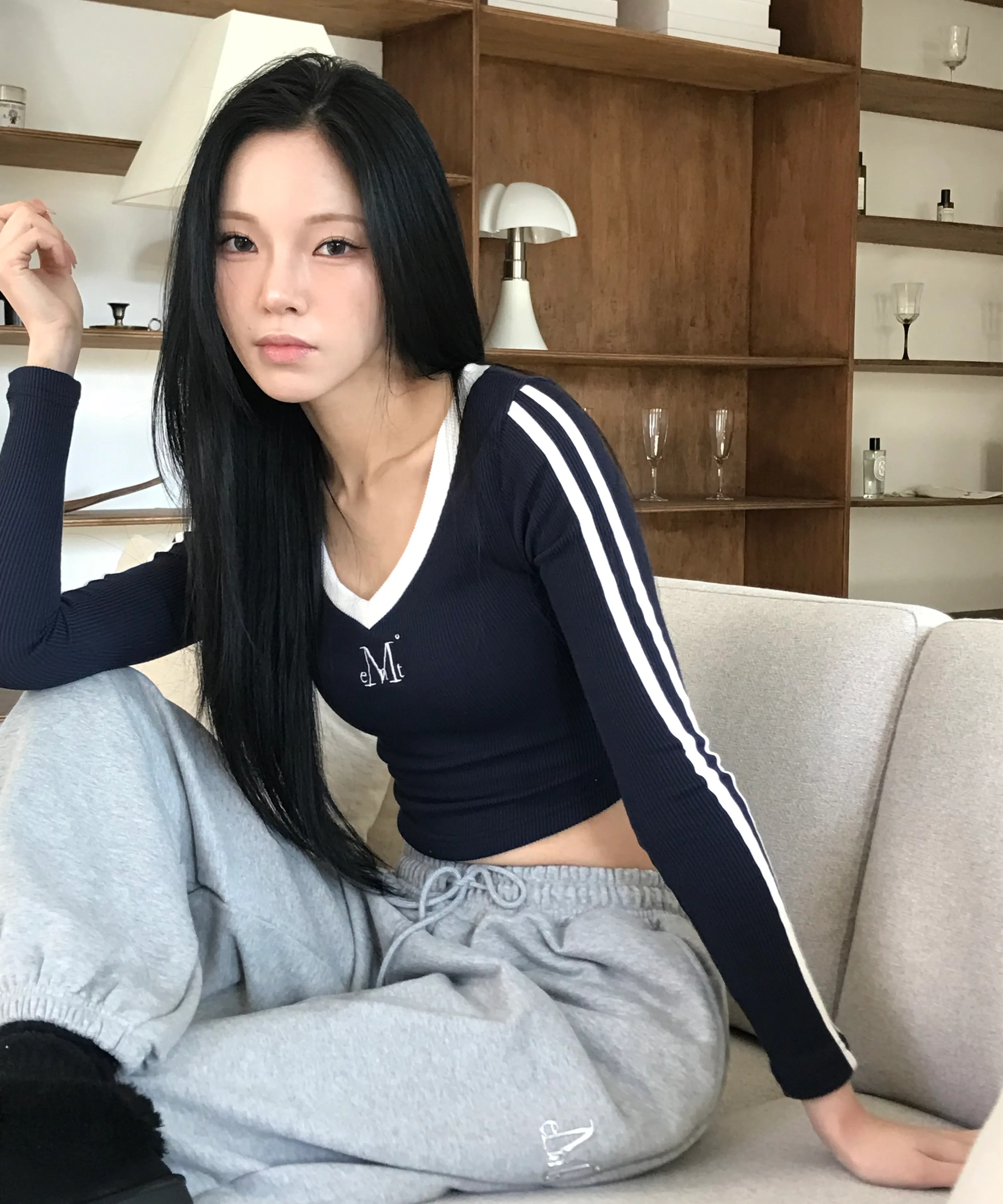 MUCENT BINDING TRACK LINE V-NECK T