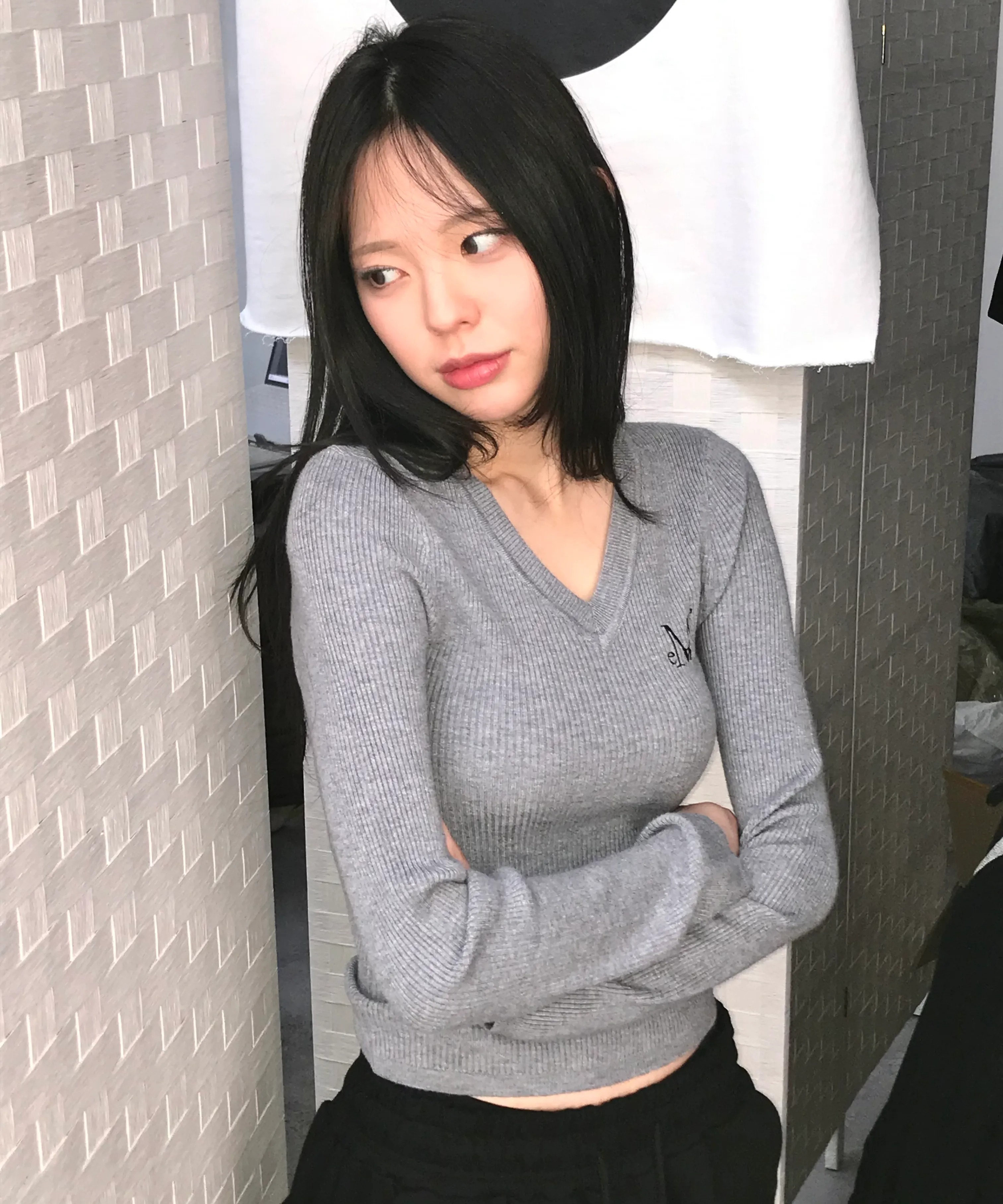 MUCENT GIANNI V-NECK CROP RIB KNIT