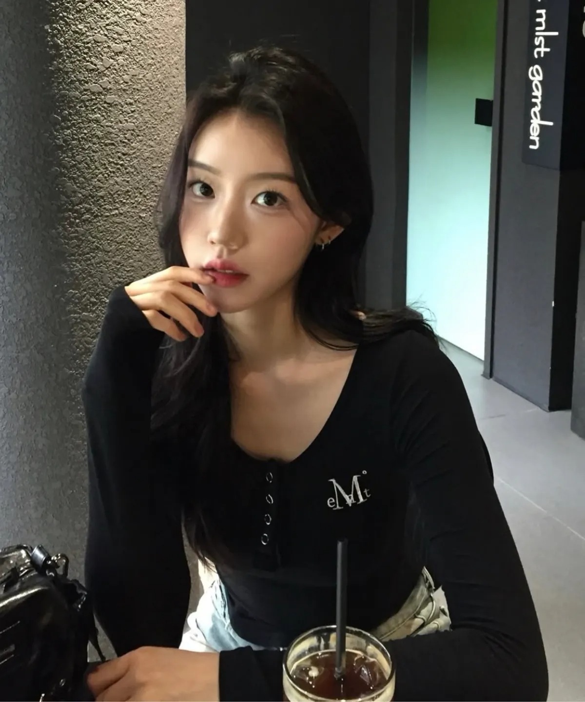 ★MUCENT★ Haring Signature Logo Snap Button U-Neck Gulim Te MUCENT HARING SIGNATURE LOGO SNAP BUTTON U NECK T