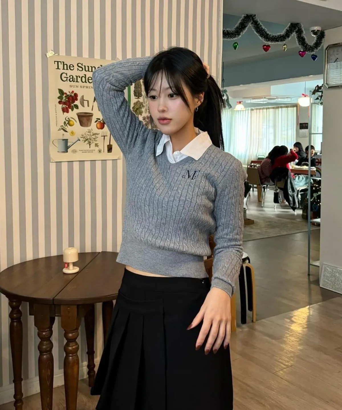 MUCENT PRIMROSE V-NECK CROP KNIT