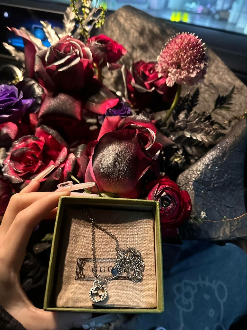 深色系玫瑰花束與 Gucci 品牌項鍊禮盒