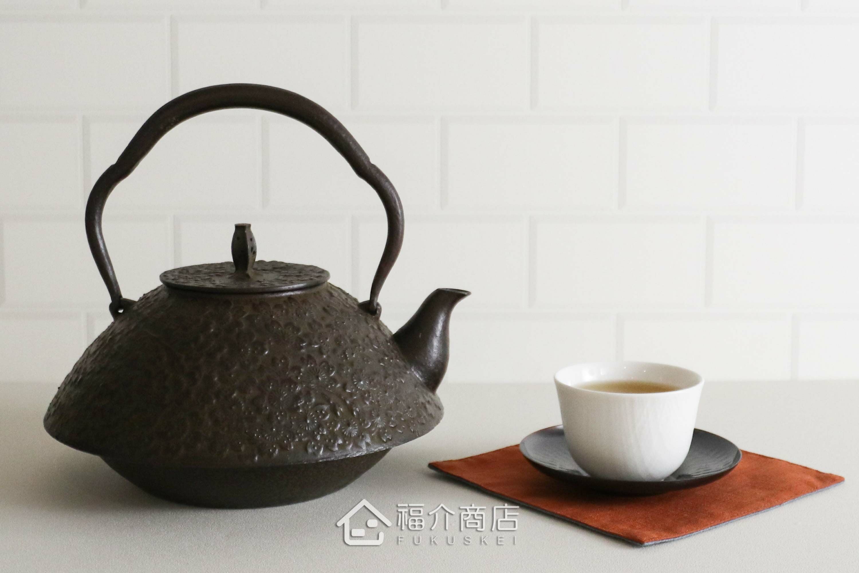 房屋壺型與櫻花造型的日本鐵壺