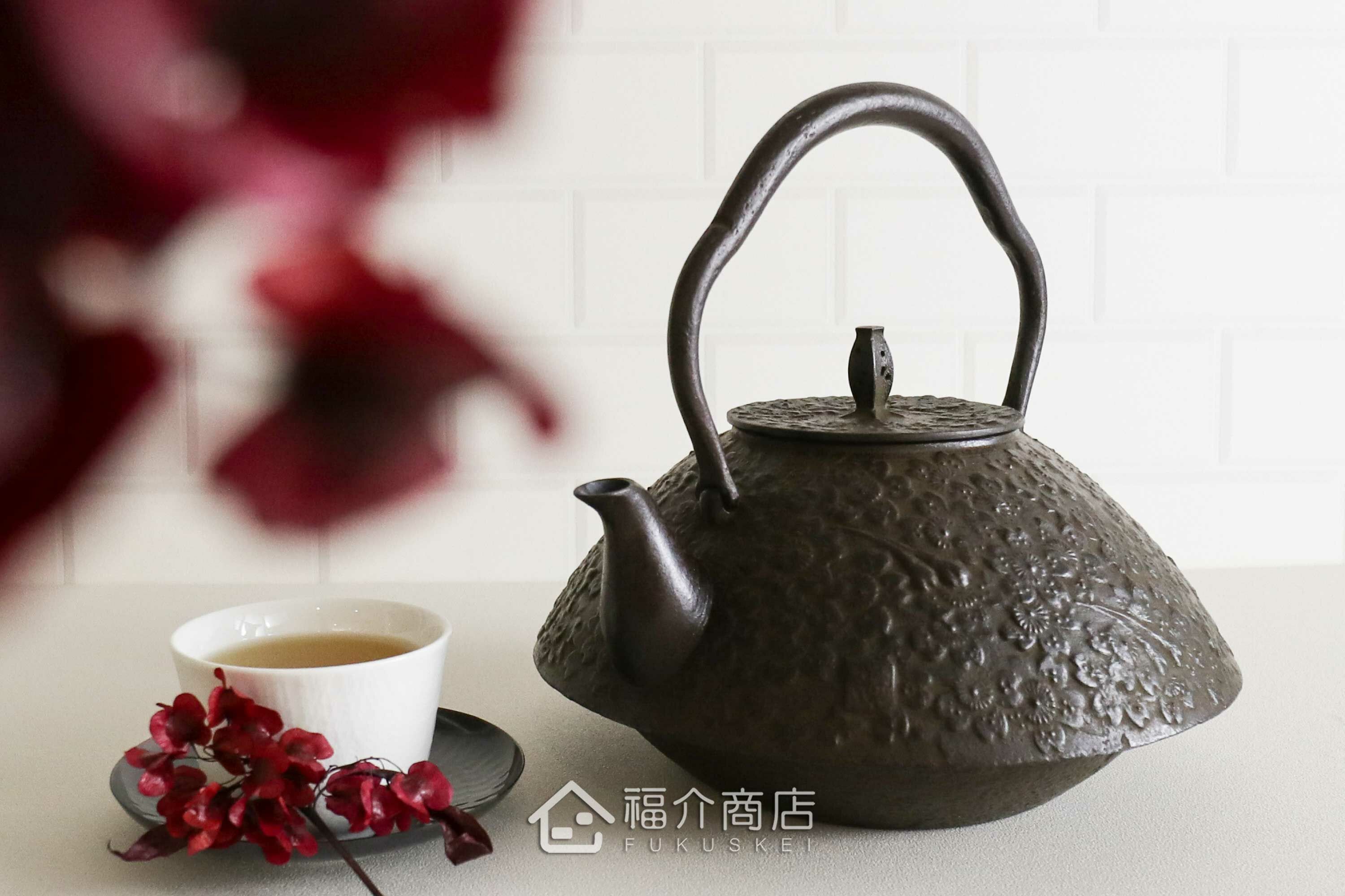 房屋壺型與櫻花造型的日本鐵壺
