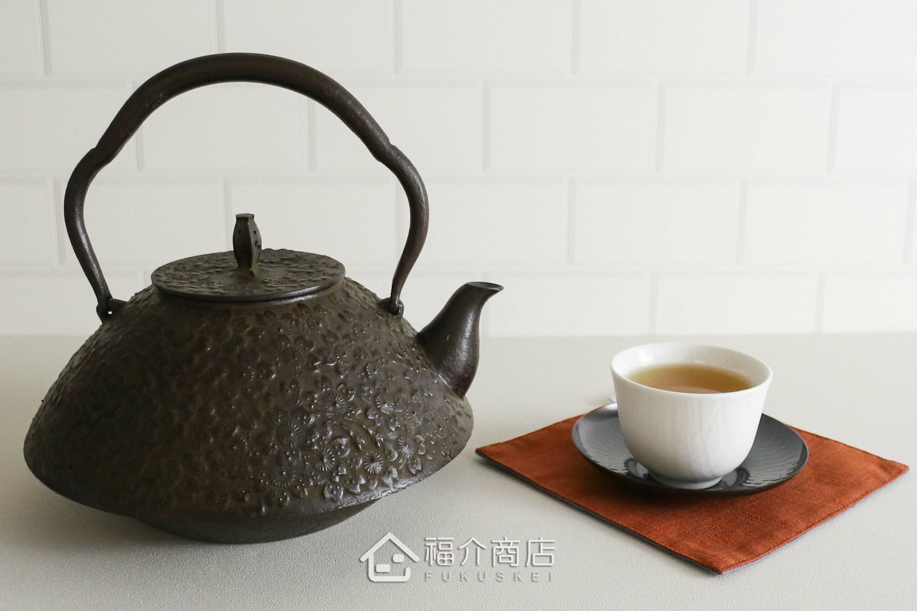 房屋壺型與櫻花造型的日本鐵壺