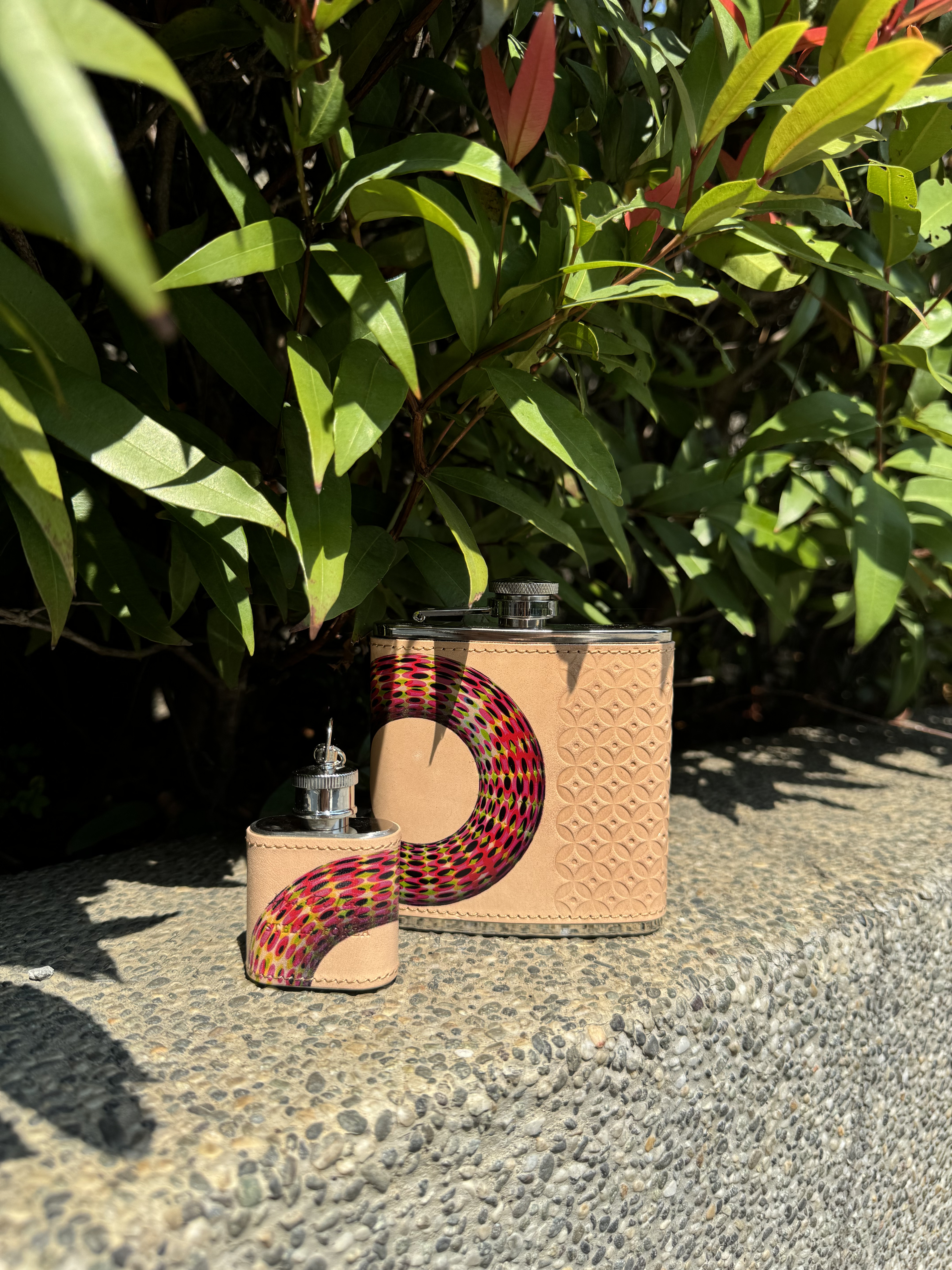 【藝術家聯名】6OZ 真皮不鏽鋼烈酒酒壺（附漏斗）－環宇