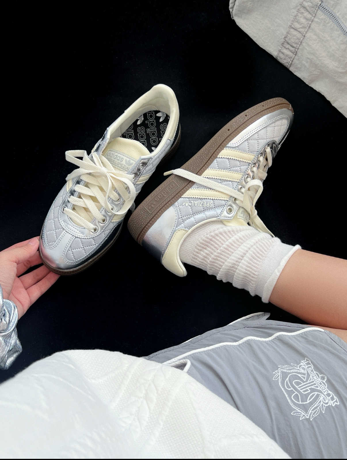 Adidas Originals Handball Spezial 銀杏拿鐵 小香風 銀白色 Y2K 焦糖底 復古 德訓鞋 T頭鞋 KJ0853/預購