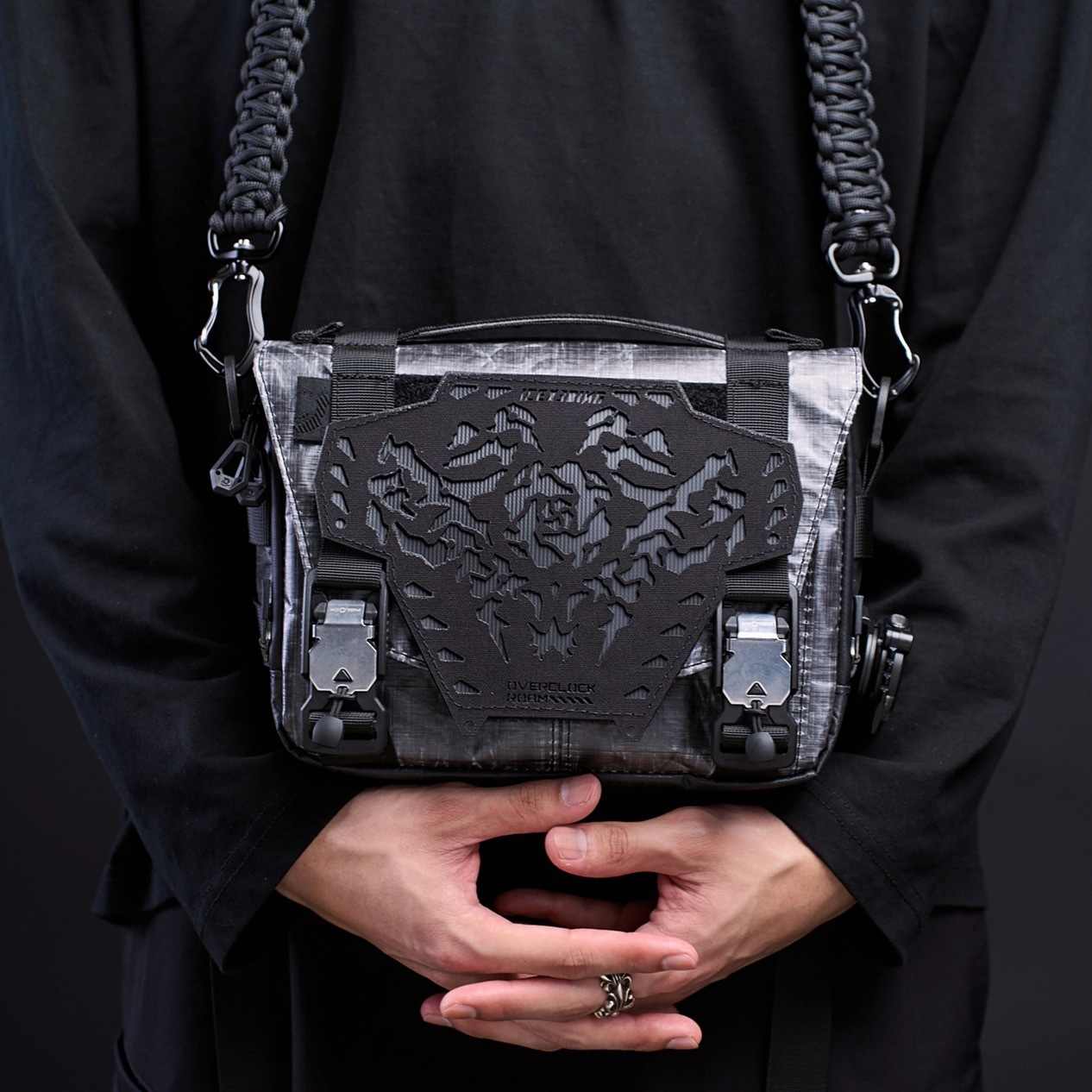 【超頻漫遊X冰霜輕工】AC-18聯名磁碟裝飾掛板碳纖維魔鬼氈士氣章