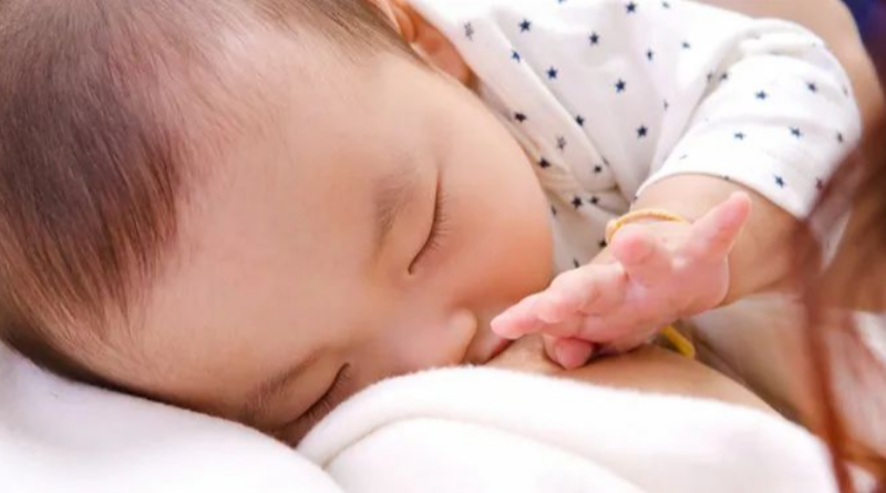 推薦5招乳腺疏通的好方法 「哺乳」不但對寶寶的健康有好處，也可以增進親子間的親密感。得知懷孕後，提到泌乳問題，多數的孕媽咪最擔心的問題就是「會不會沒有奶」、「如果塞住怎麼辦」、「泌乳會不會痛」、「石頭奶怎麼辦」，今天就讓小逗子帶著新手爸爸媽媽了解泌乳上面的各種疑問。
