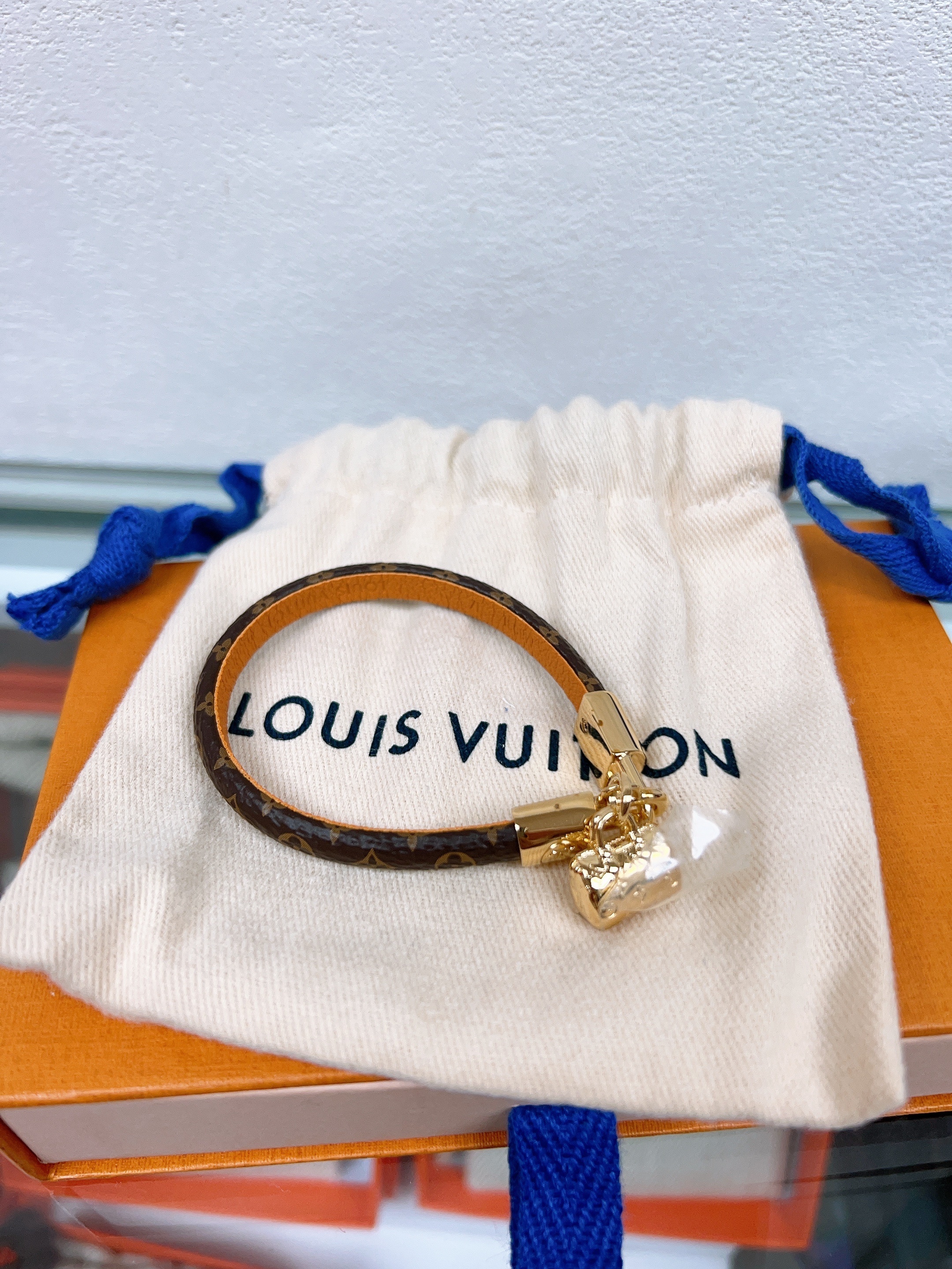 *Unused* Lv bracelet speedy charm