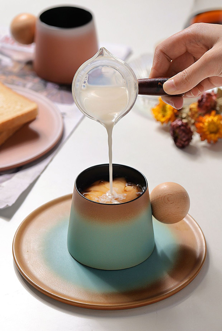 這款咖啡杯組不僅外型亮眼，還兼具實用性。陶瓷材質保溫效果佳，適合享用熱咖啡或奶茶；木質手柄則增添握持的舒適感，防止燙手。搭配的盤子設計也十分貼心，不僅能放置杯子，還能用來擺放甜點或小點心，讓每一次的咖啡時光更加愜意。