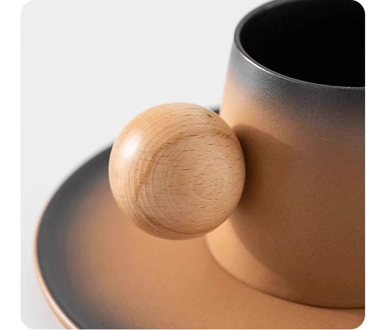 這款咖啡杯組不僅外型亮眼，還兼具實用性。陶瓷材質保溫效果佳，適合享用熱咖啡或奶茶；木質手柄則增添握持的舒適感，防止燙手。搭配的盤子設計也十分貼心，不僅能放置杯子，還能用來擺放甜點或小點心，讓每一次的咖啡時光更加愜意。