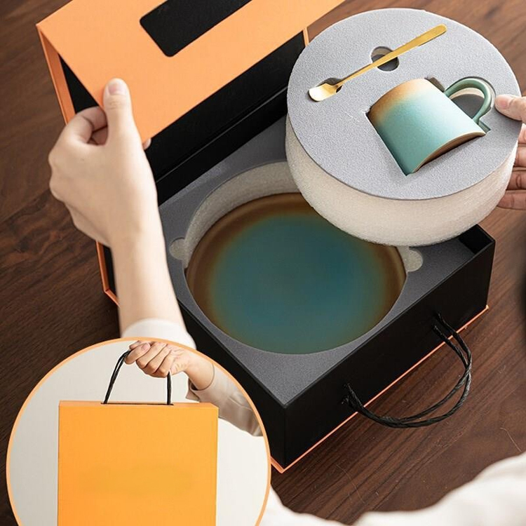 這款咖啡杯組不僅外型亮眼，還兼具實用性。陶瓷材質保溫效果佳，適合享用熱咖啡或奶茶；木質手柄則增添握持的舒適感，防止燙手。搭配的盤子設計也十分貼心，不僅能放置杯子，還能用來擺放甜點或小點心，讓每一次的咖啡時光更加愜意。