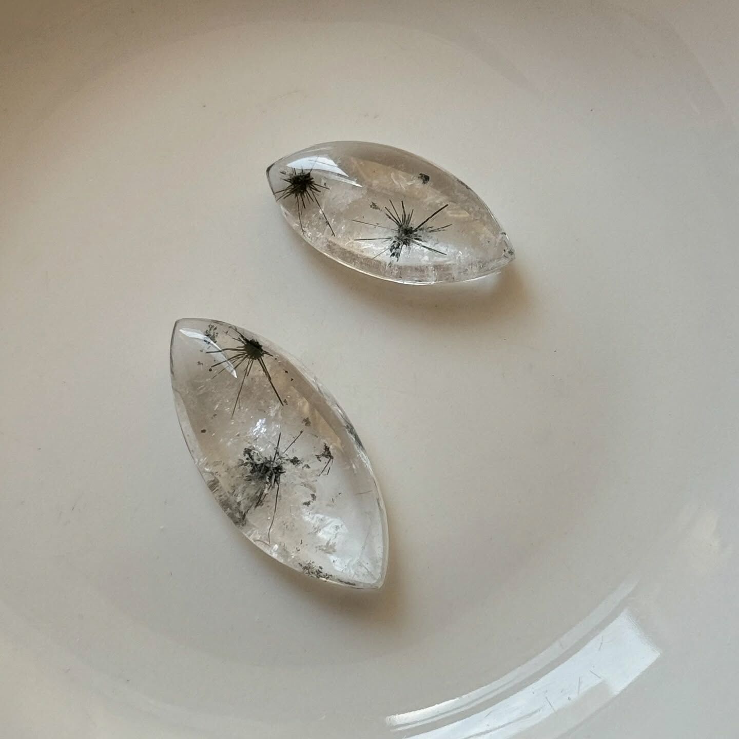 [原石] 海膽水晶 / 硬錳礦 hollandite 水晶蛋面