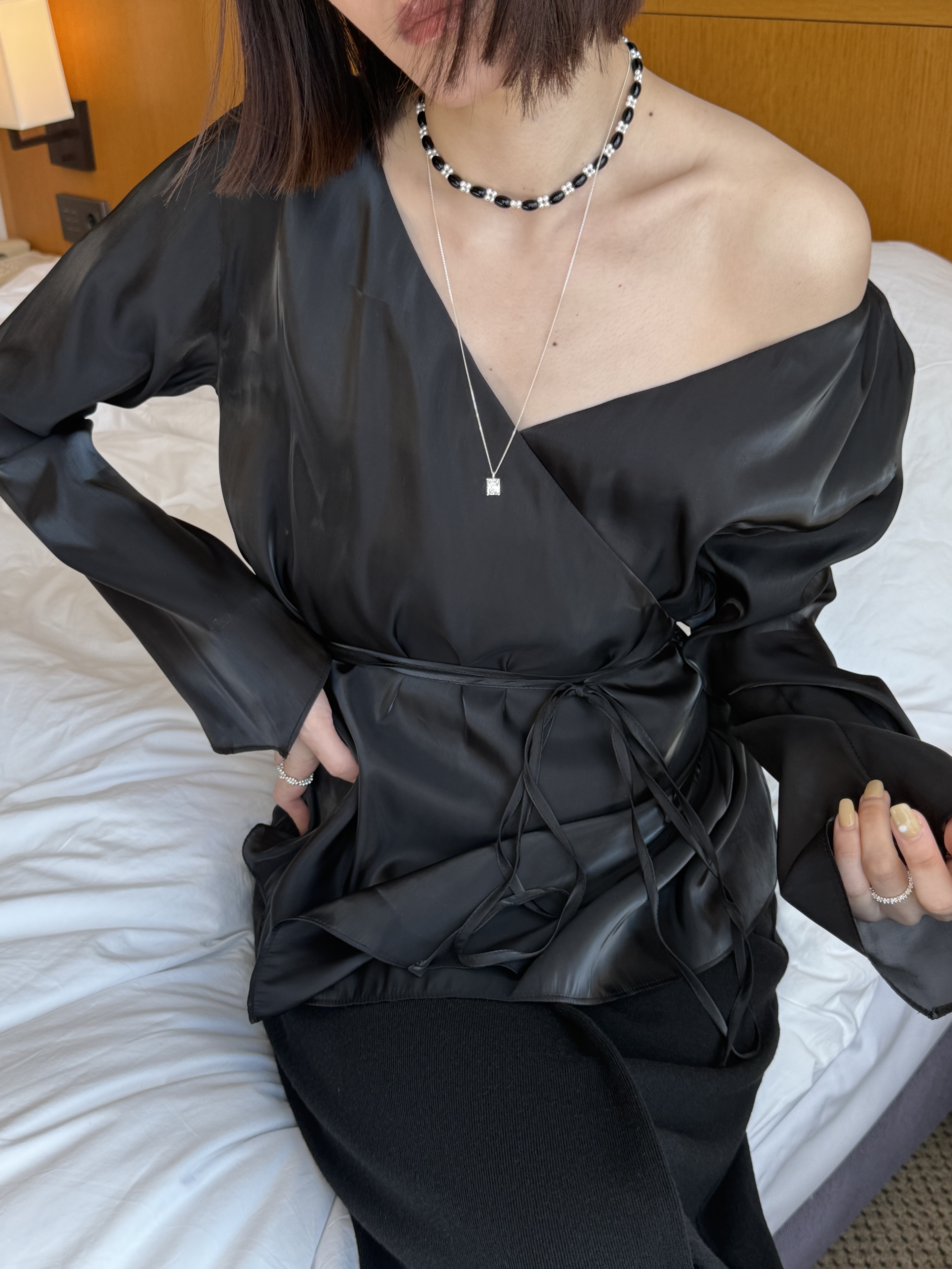 韓國髮絲光感斜切袖口綁繩外/2色均碼/黑