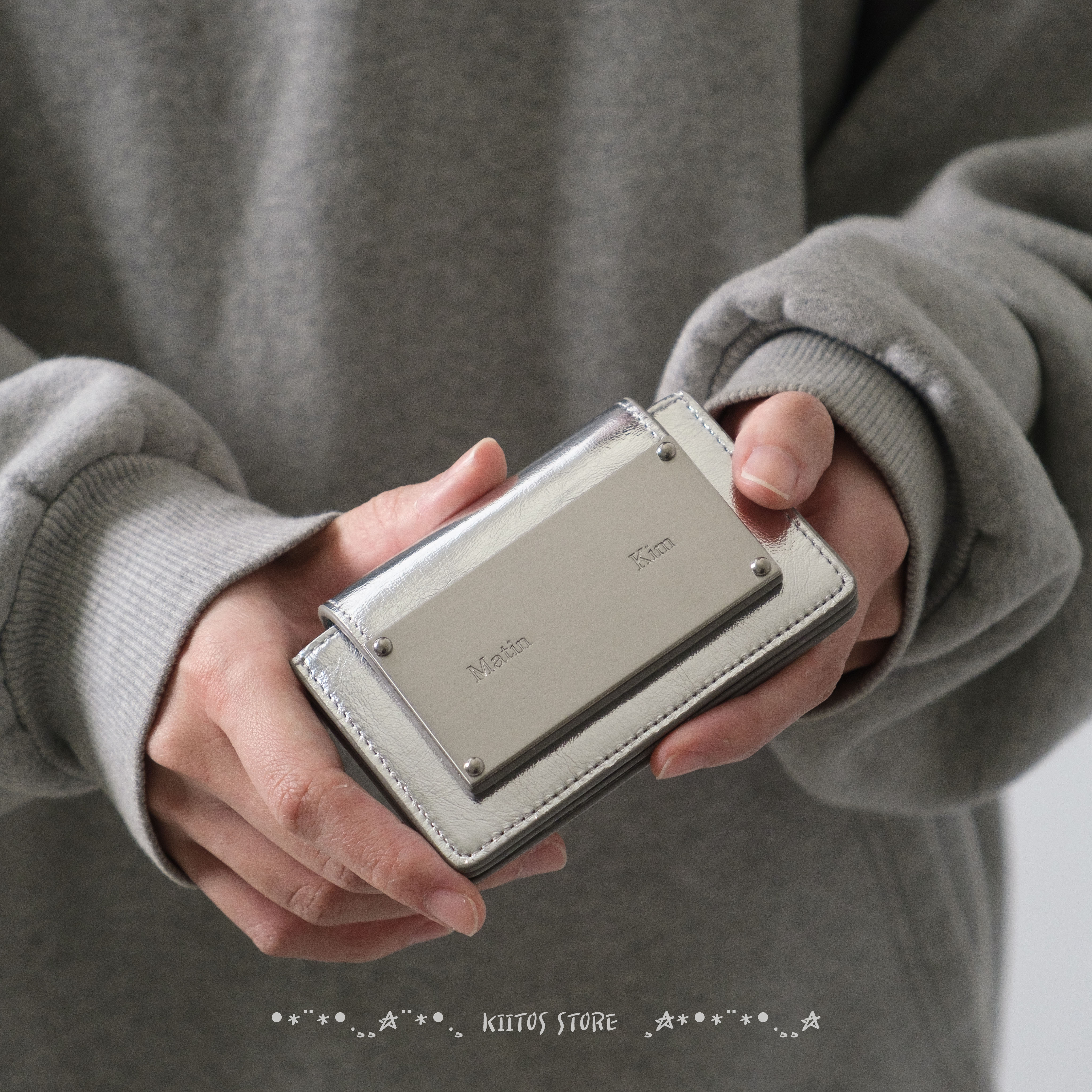 現貨 限量特價 Matin Kim 經典鐵牌風琴皮夾 銀色