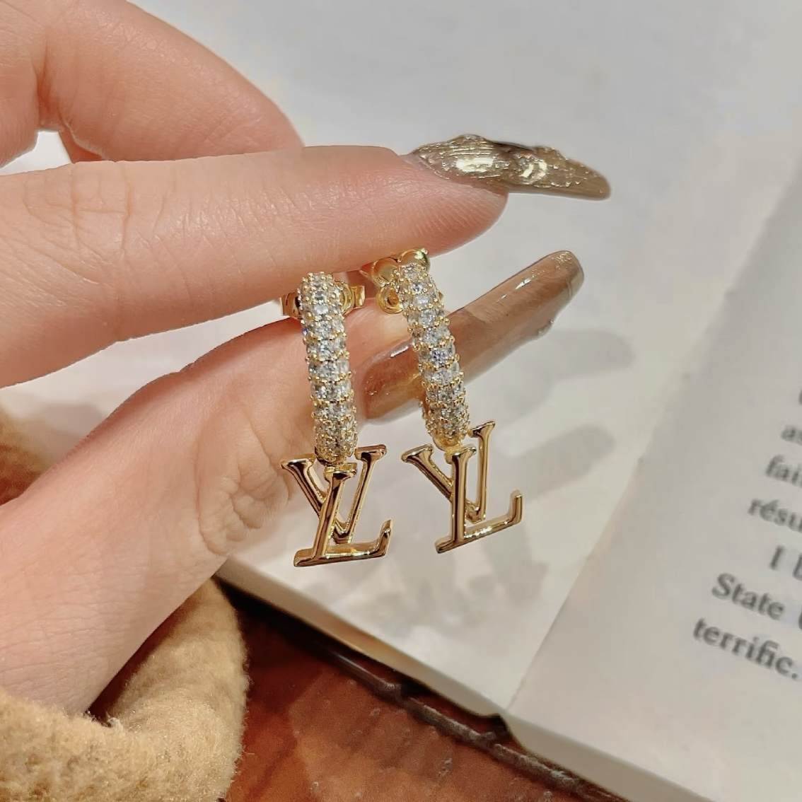 18k”V時髦滿鑽英字母c圈墜定製耳釘