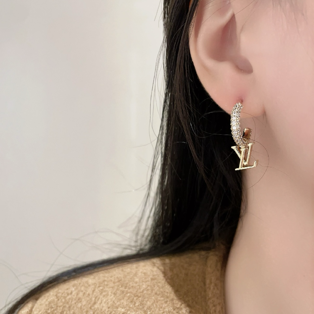18k”V時髦滿鑽英字母c圈墜定製耳釘