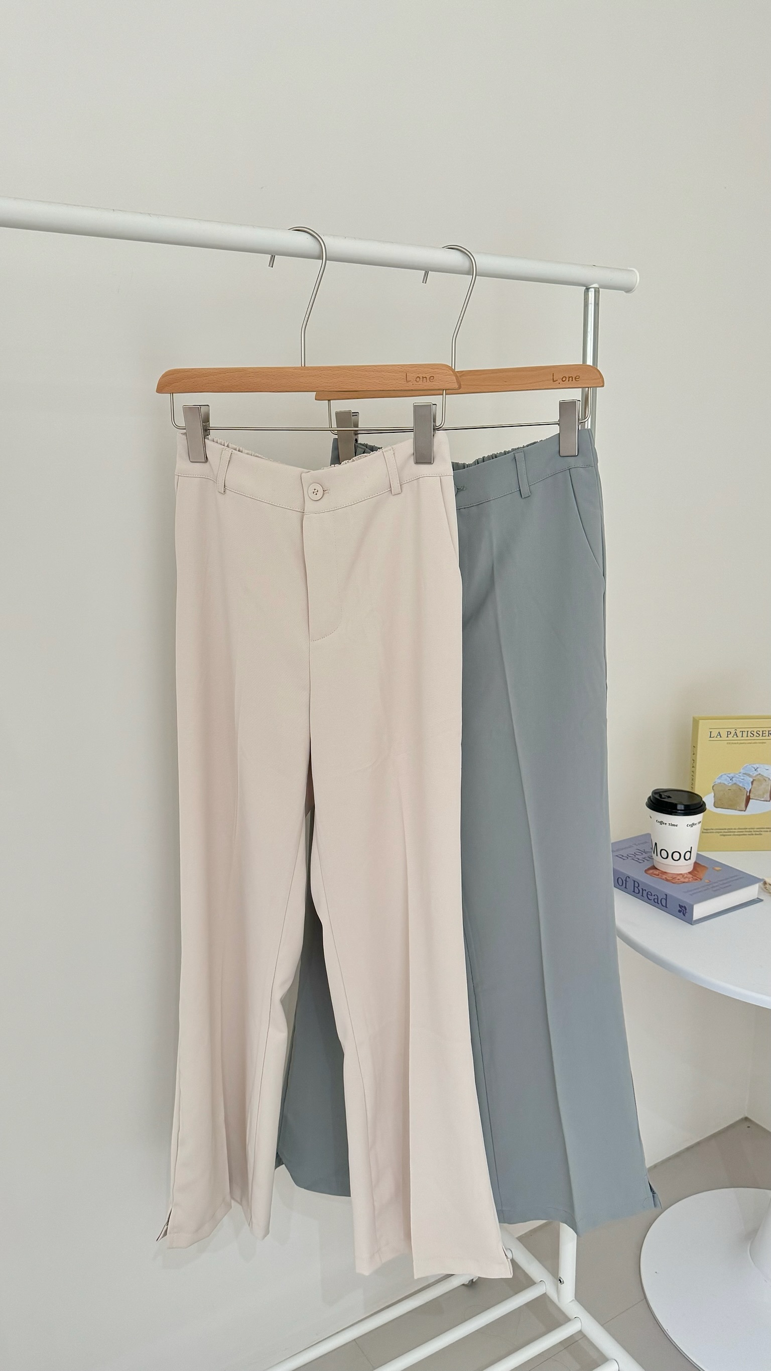 下襬開衩微喇叭西裝褲