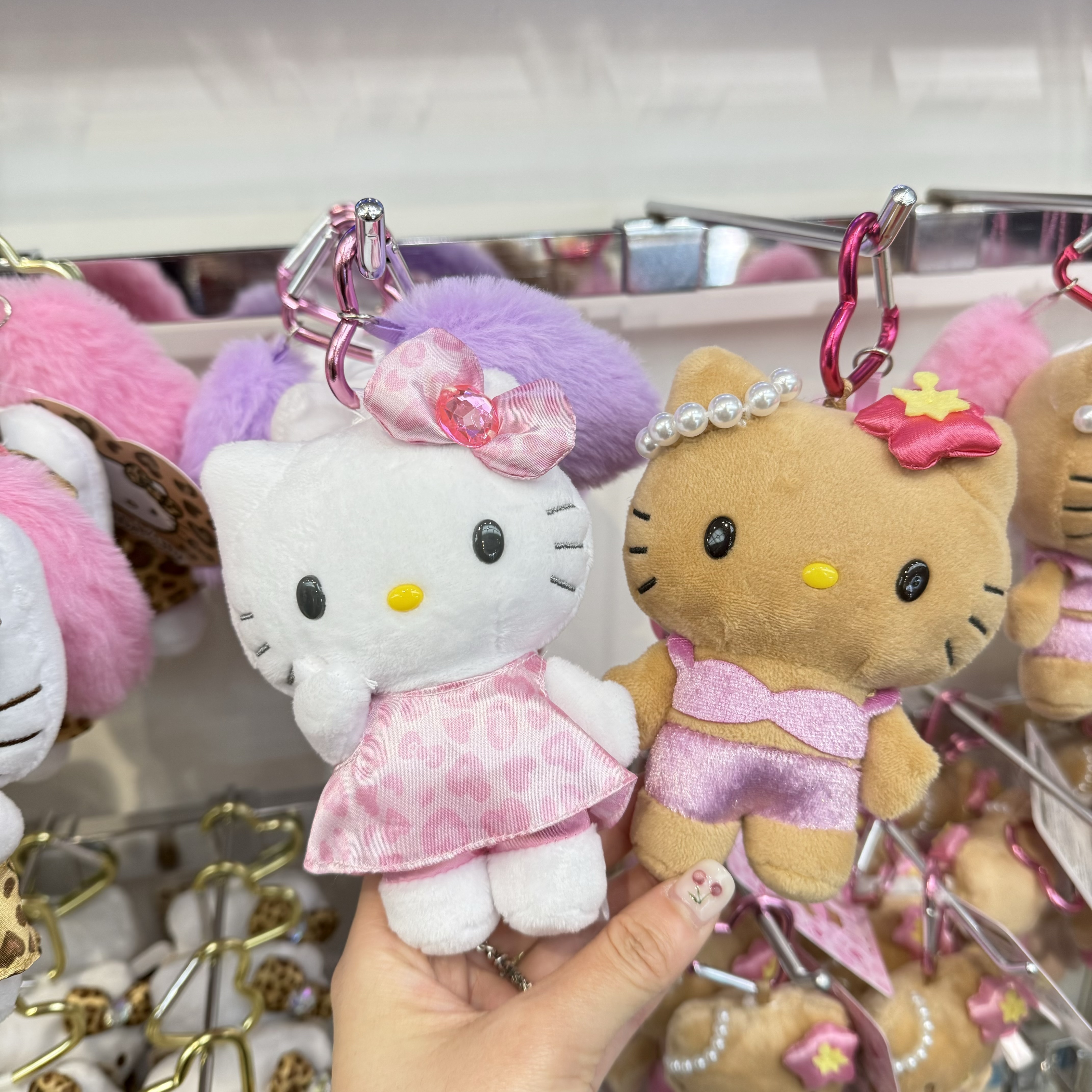 現貨┃日本 三麗鷗 KITTY 凱蒂 黑皮 曬黑 日燒 比基尼 毛毛 愛心扣 吊飾