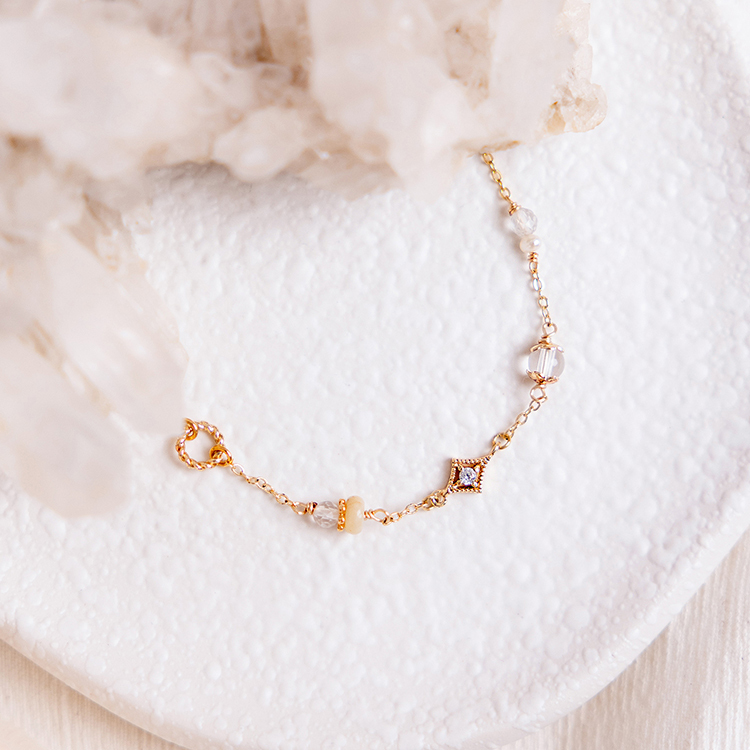 四月誕生石 • 薄雪草 • 珍貴的回憶 – 白水晶 – 手鍊