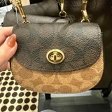 [S] COACH GOLD/WALNUT/TAN CZ474 TURNLOCK CARD CASE IN BLOCKED SIGNATURE CANVAS, 196395662944 (SCO1148)