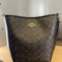 [S] COACH IM/WALNUT/BLACK CT800 SIG CITY BUCKET, 196395436613 (SCO1155)