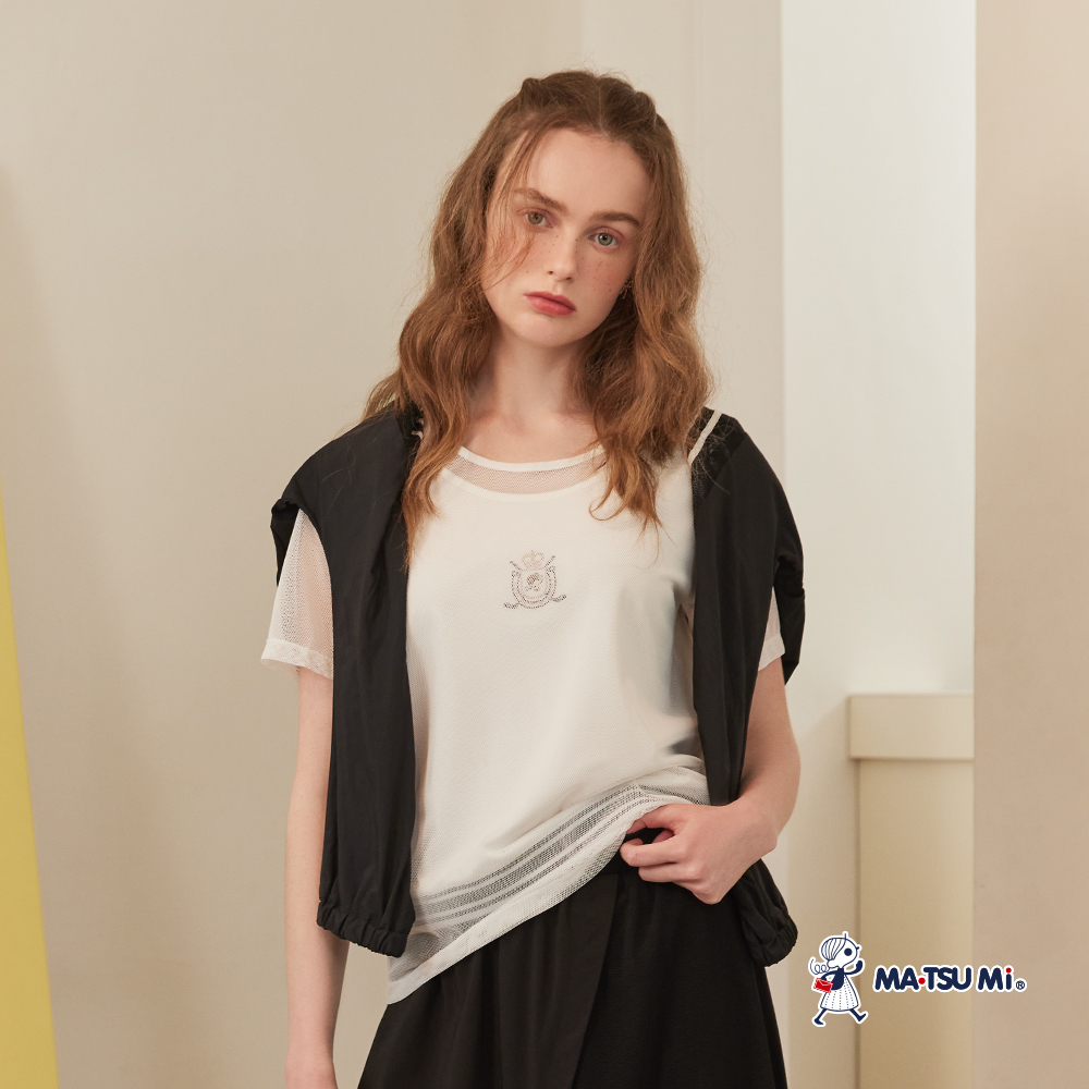 MA‧TSU Mi  假兩件簍空網格瑪娃徽章上衣(白.黑)