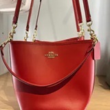 [S] COACH IM/BOLD RED CT801 LTH CITY BUCKET, 196395542024 (SCO1165)