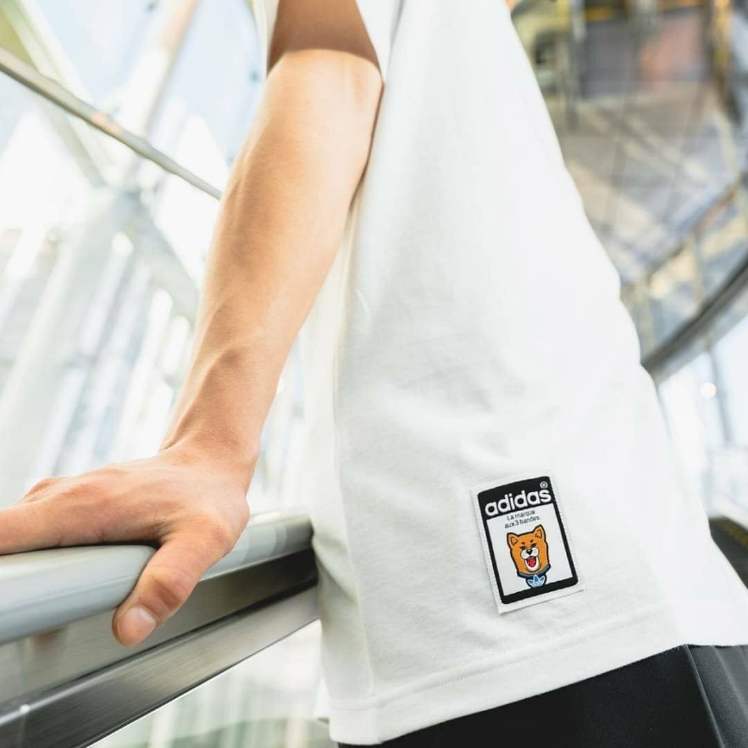 Adidas 愛迪達 東京限定秋田犬 三葉草 城市短踢 短袖