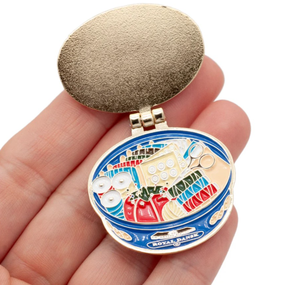 [Little Shop Pin] 阿嬤的針線餅乾盒徽章