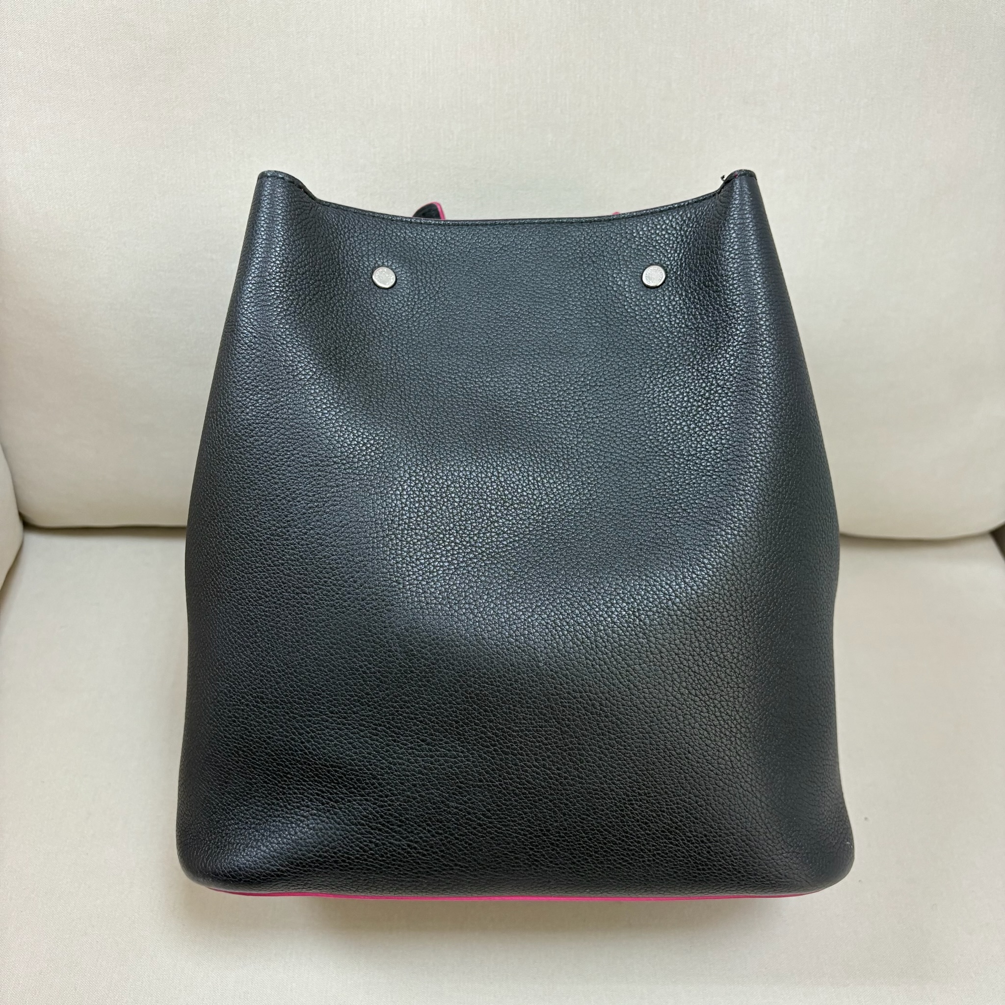 LV Lockme Bucket - Black / Shw