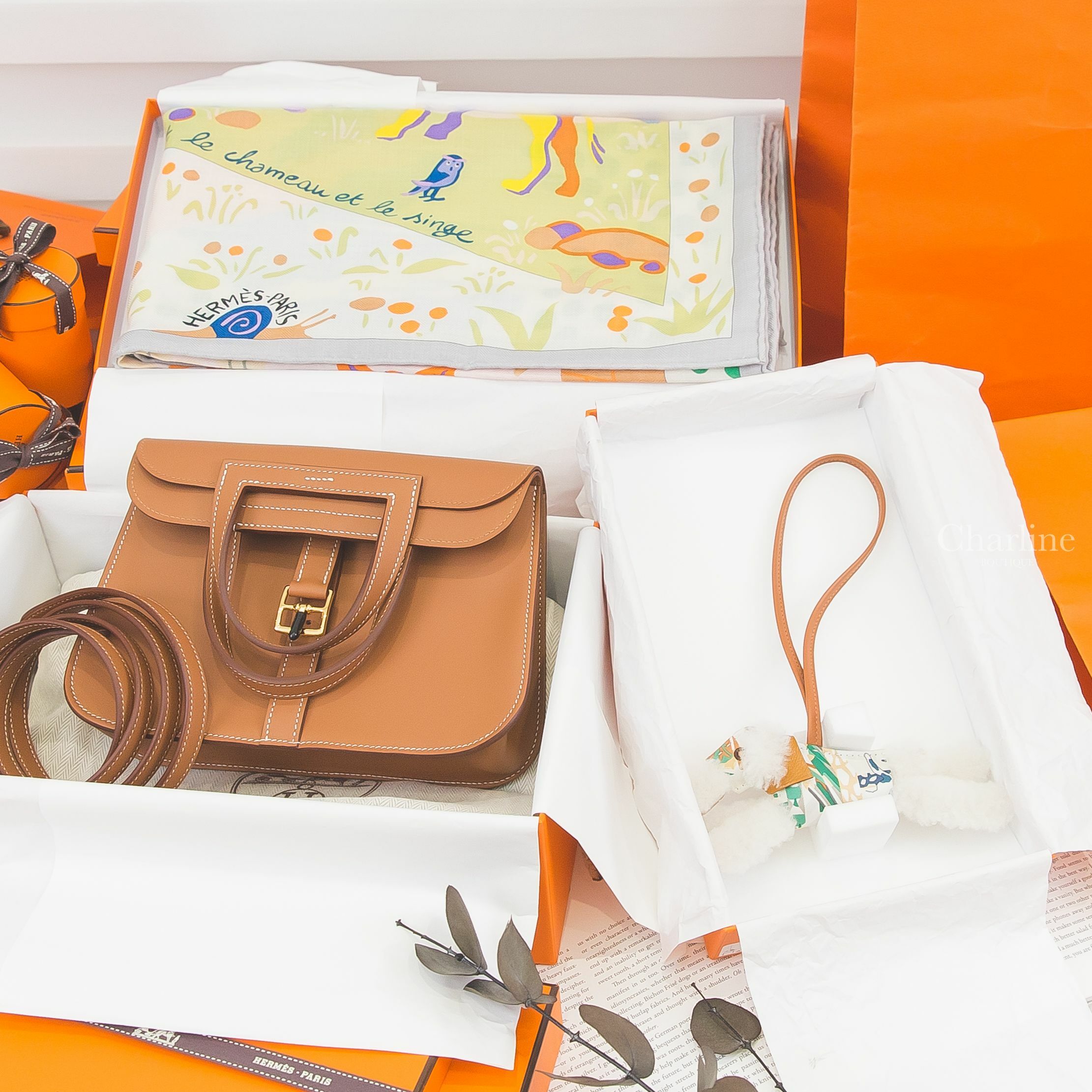 Hermès Halzan Mini 焦糖色金釦,Hermès Le Livre D'esope Shawl 140 彩色埃索普之書披肩,Hermès Budy 彩色真絲衣服羊毛獵狐梗犬吊飾-Charline Boutique 精品代購