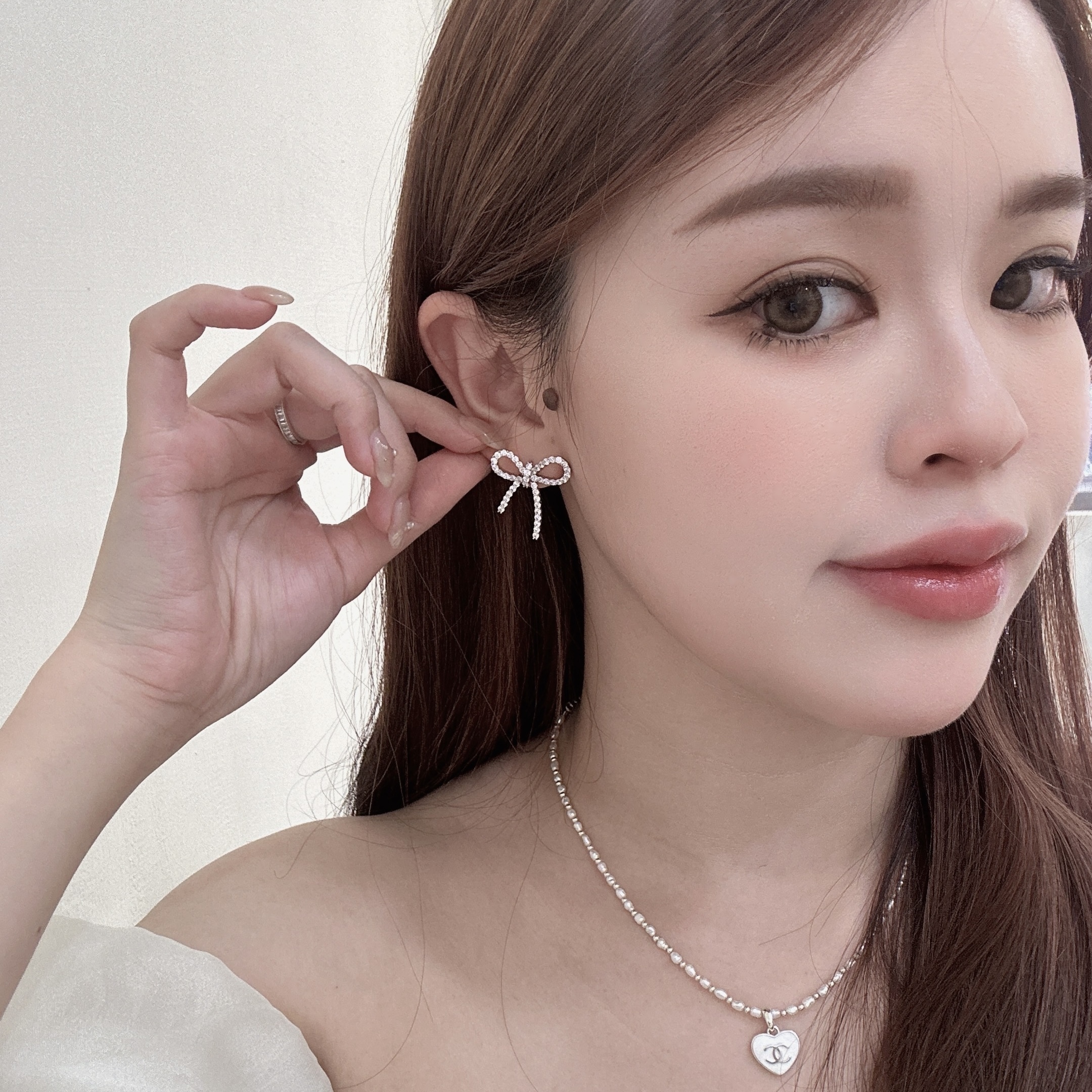 M71滿鑽蝴蝶結耳針