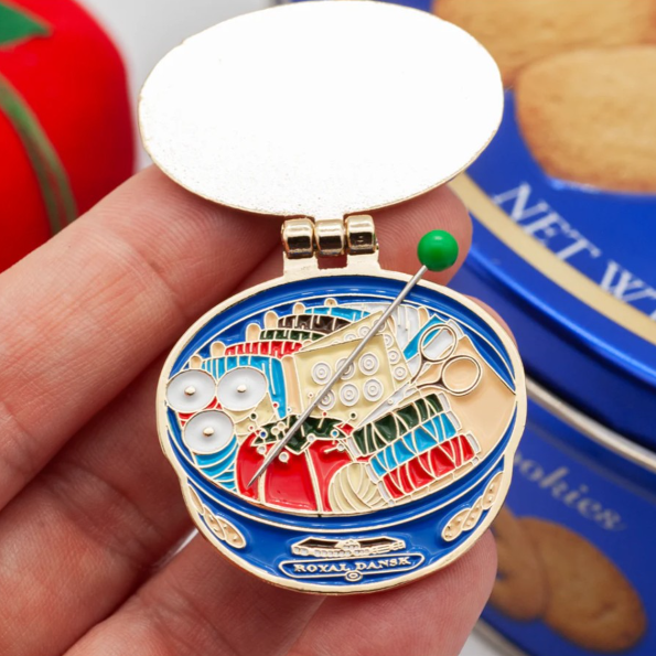 [Little Shop Pin] 阿嬤的針線餅乾盒吸針器