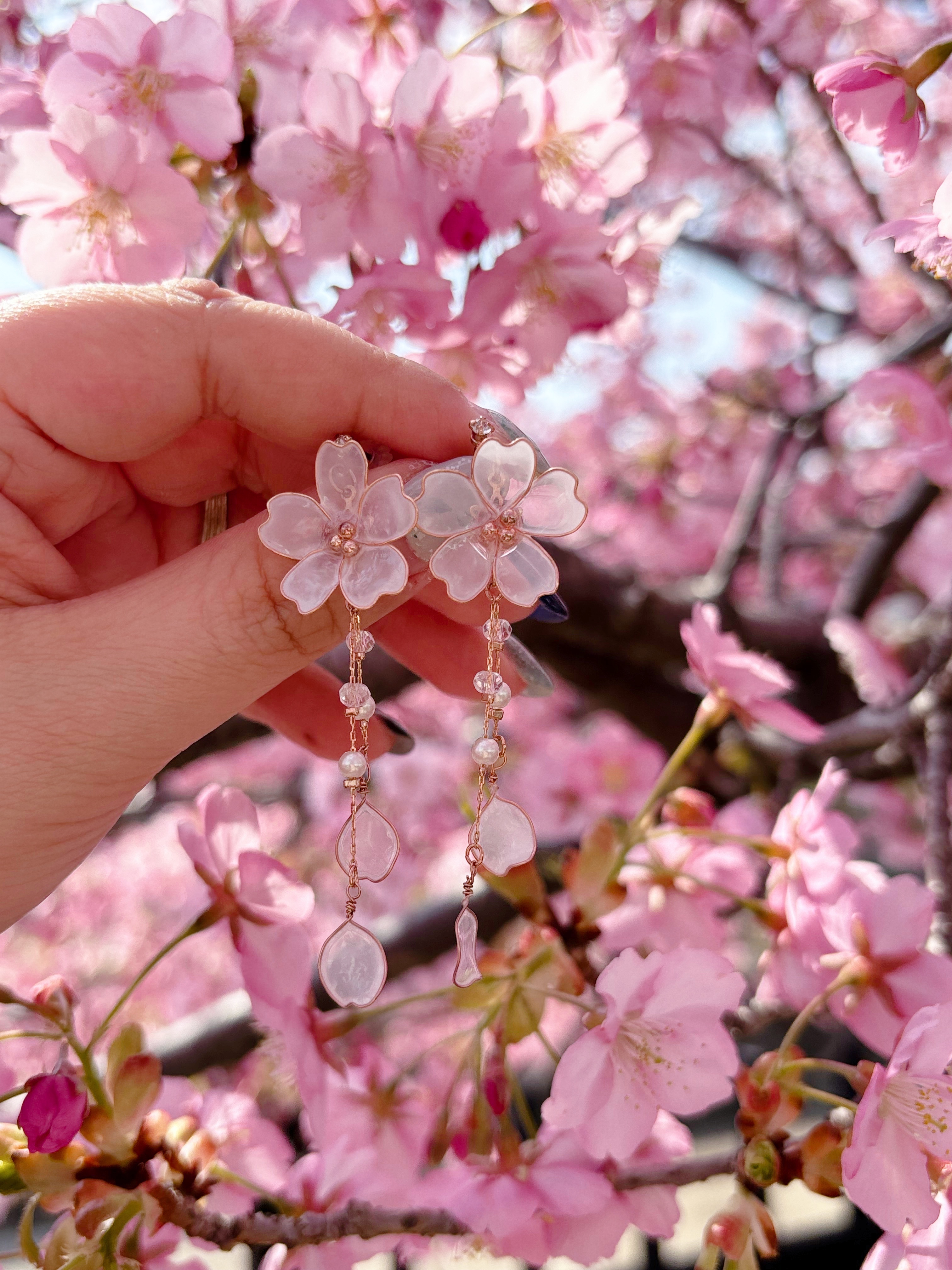 櫻花花瓣飄下耳環