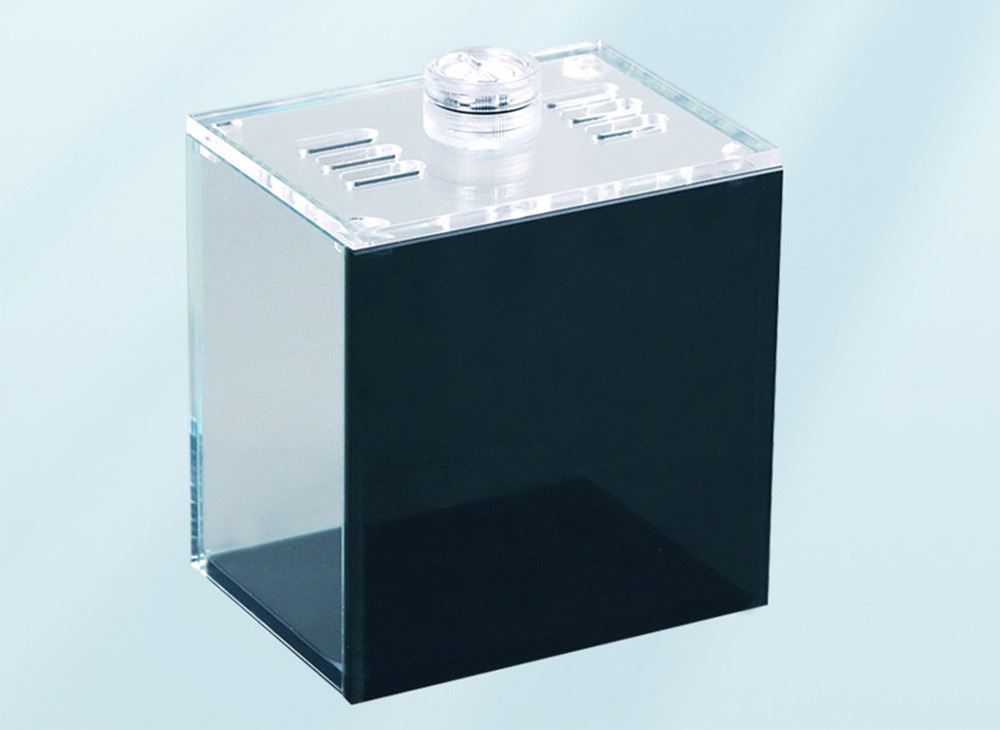 背部+底部黑玻其餘三面均為超白玻璃,黑玻略有透光